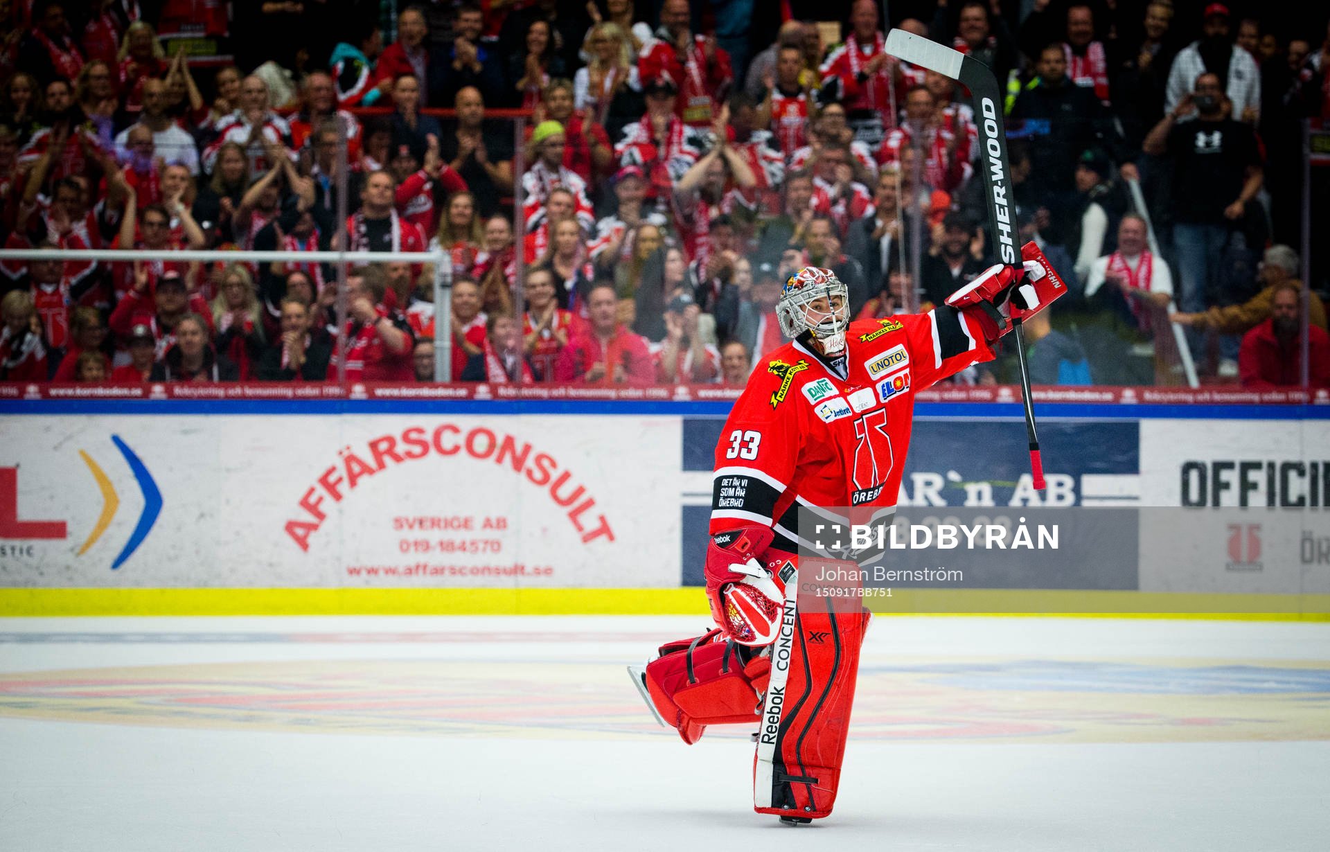 Örebros målvakt Julius Hudacek jublar med fansen