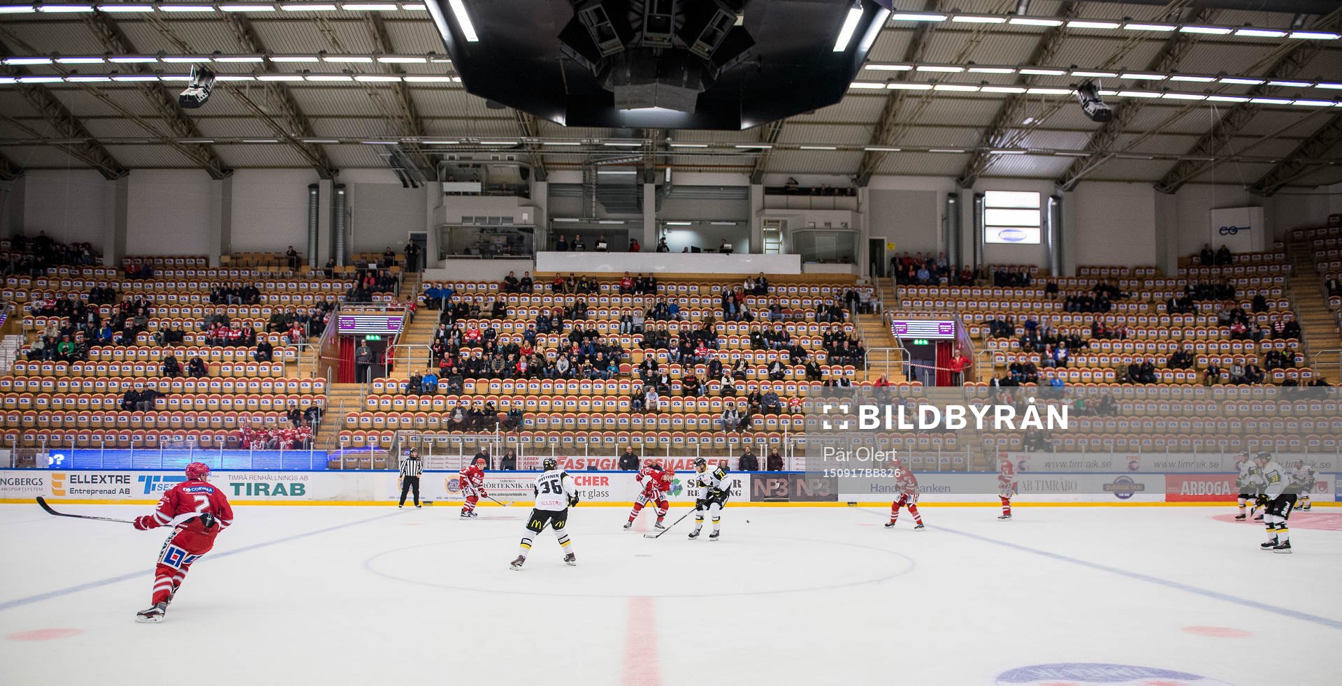 Tomt på läktarna i arenan