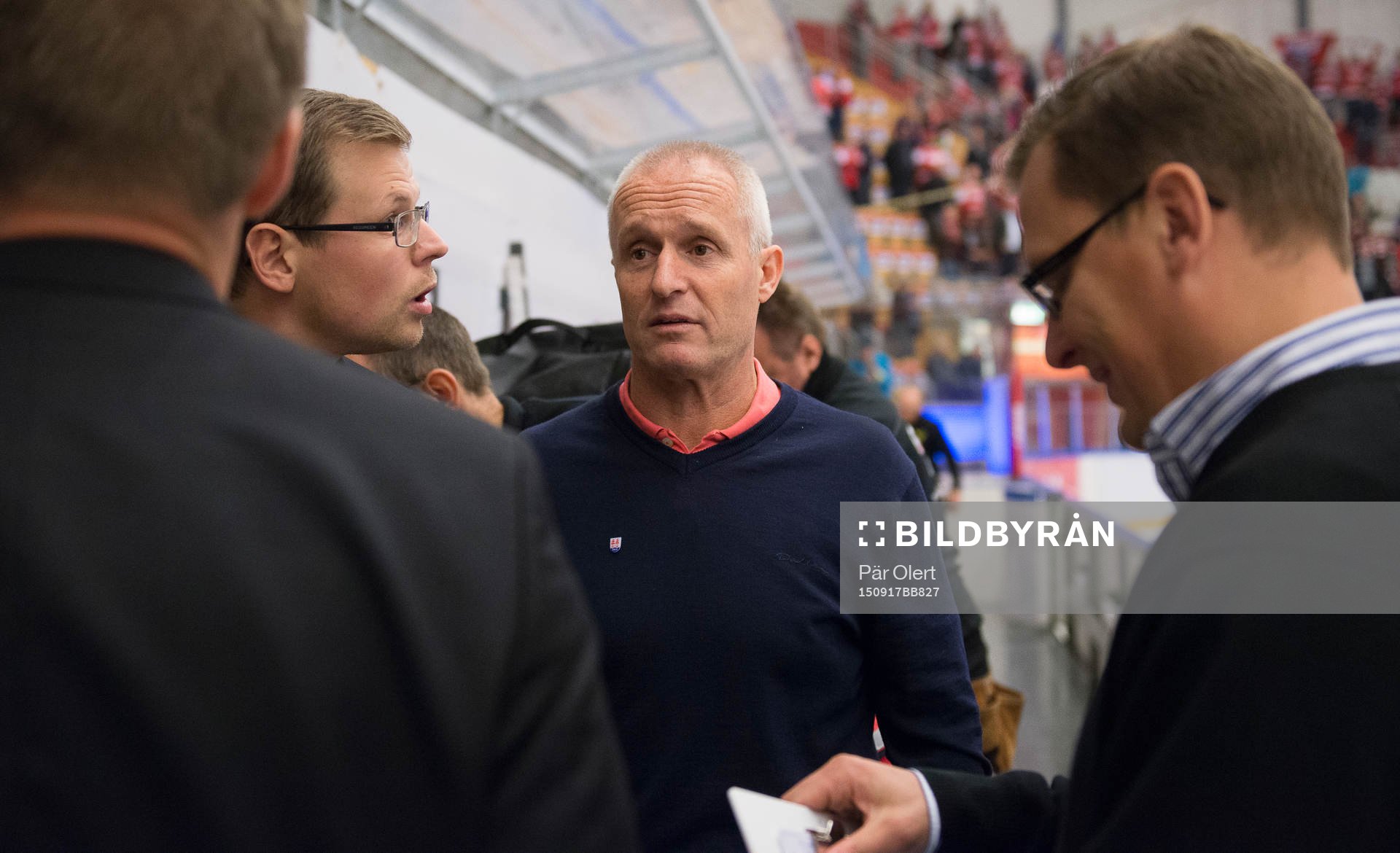 Timrås tränare Roger Forsberg diskuterar med Västerås