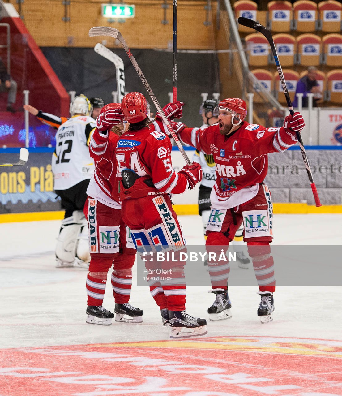 Timrås Jonathan Dahlen, Emil Berglund och Per Hallin jublar