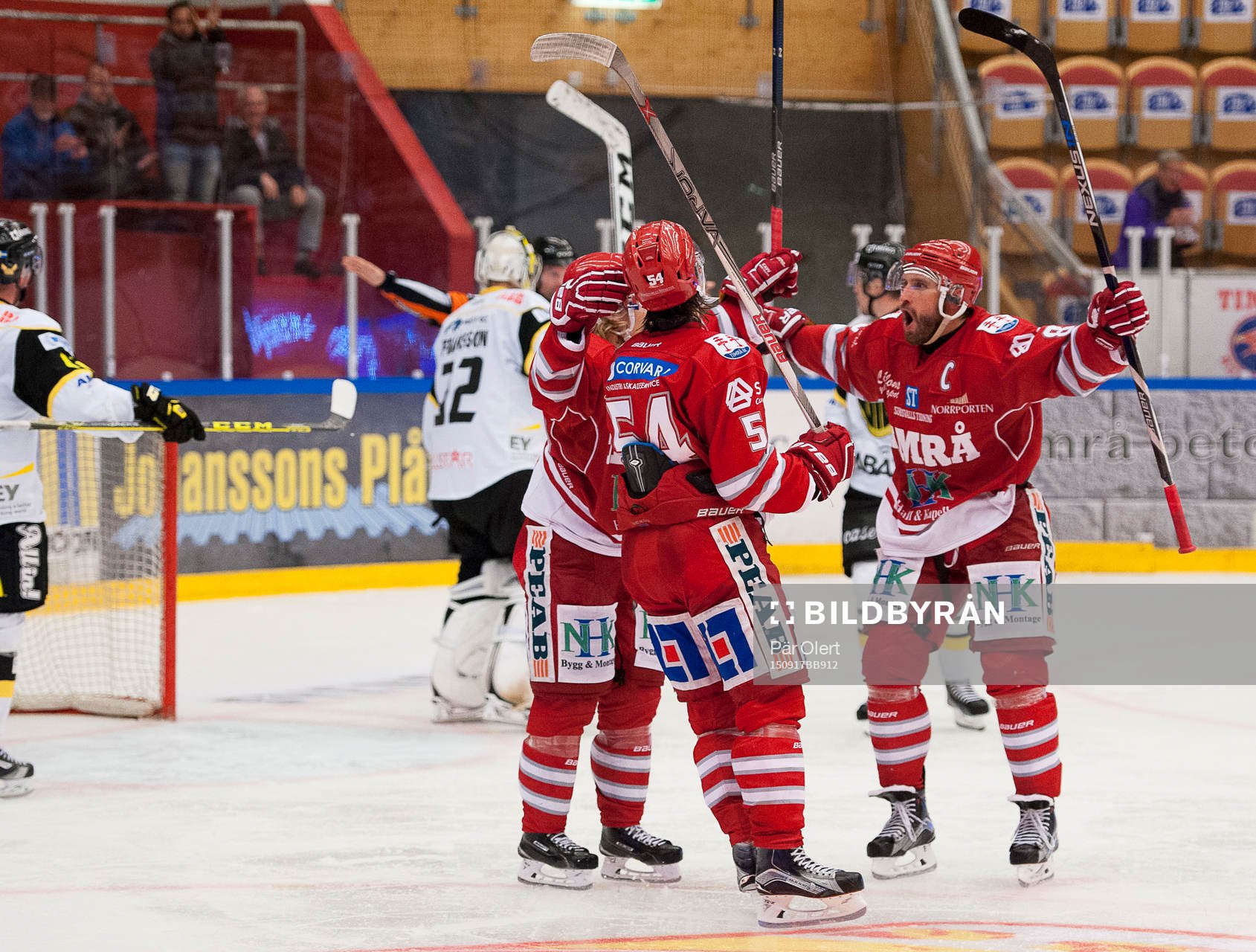 Timrås Jonathan Dahlen, Emil Berglund och Per Hallin jublar
