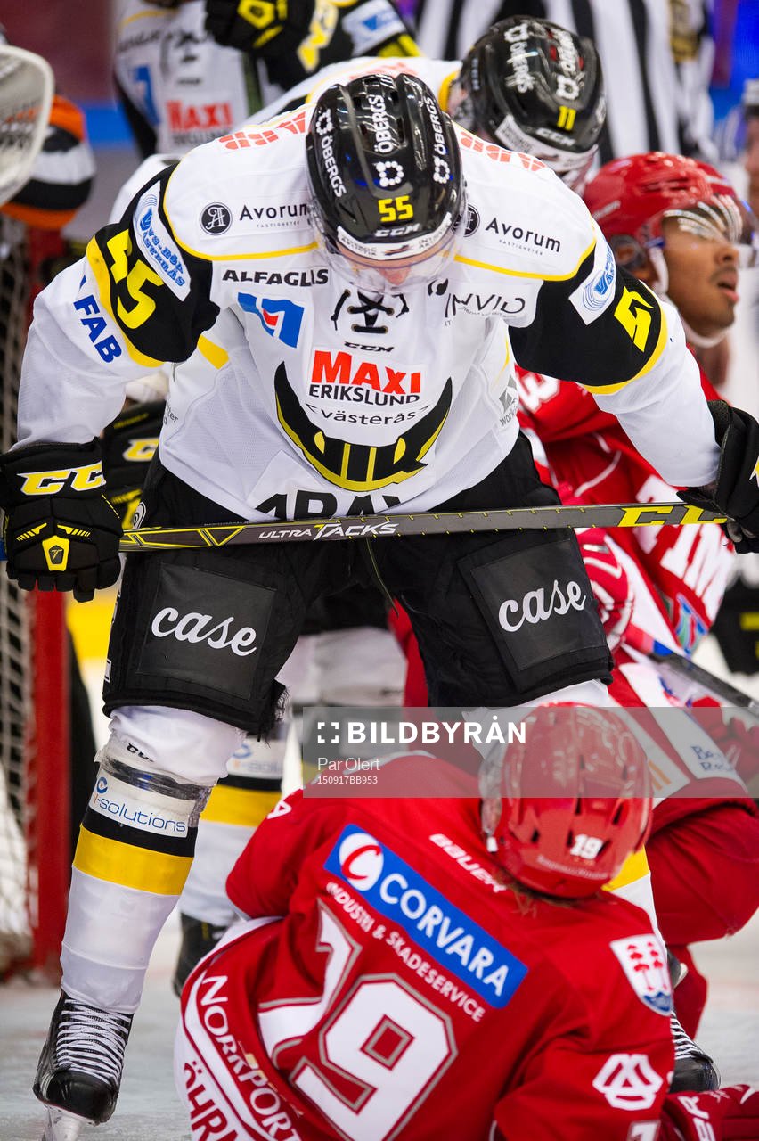 Västerås Andreas Borgman tacklar omkull Timrås Daniel