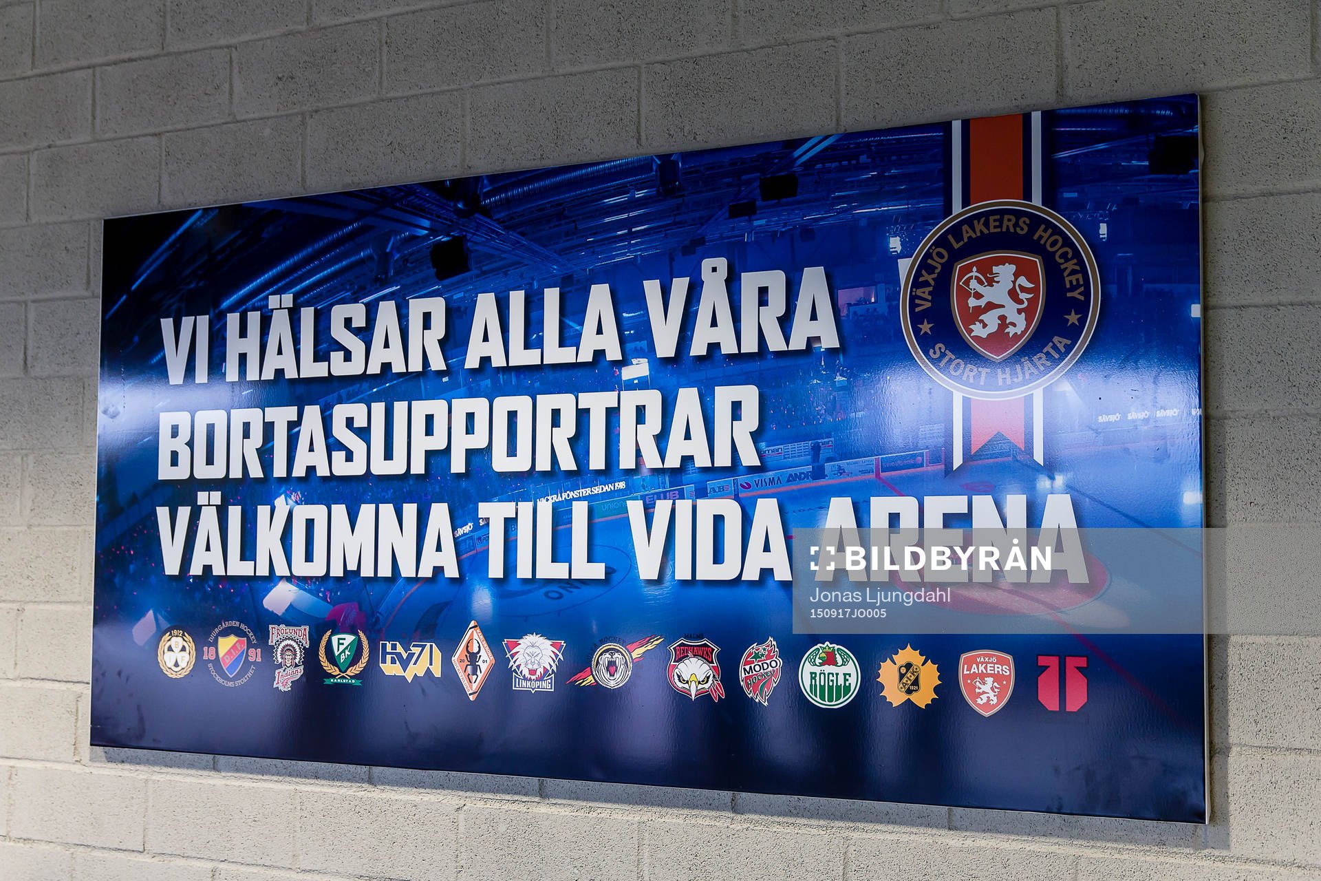 Skylt hälsar bortasupportrar välkomna