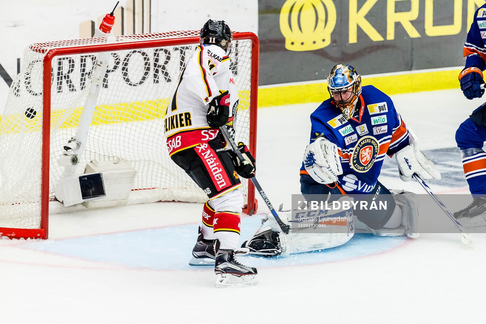 Luleås Bill Sweatt (ej i bild) gör mål 0-2 bakom