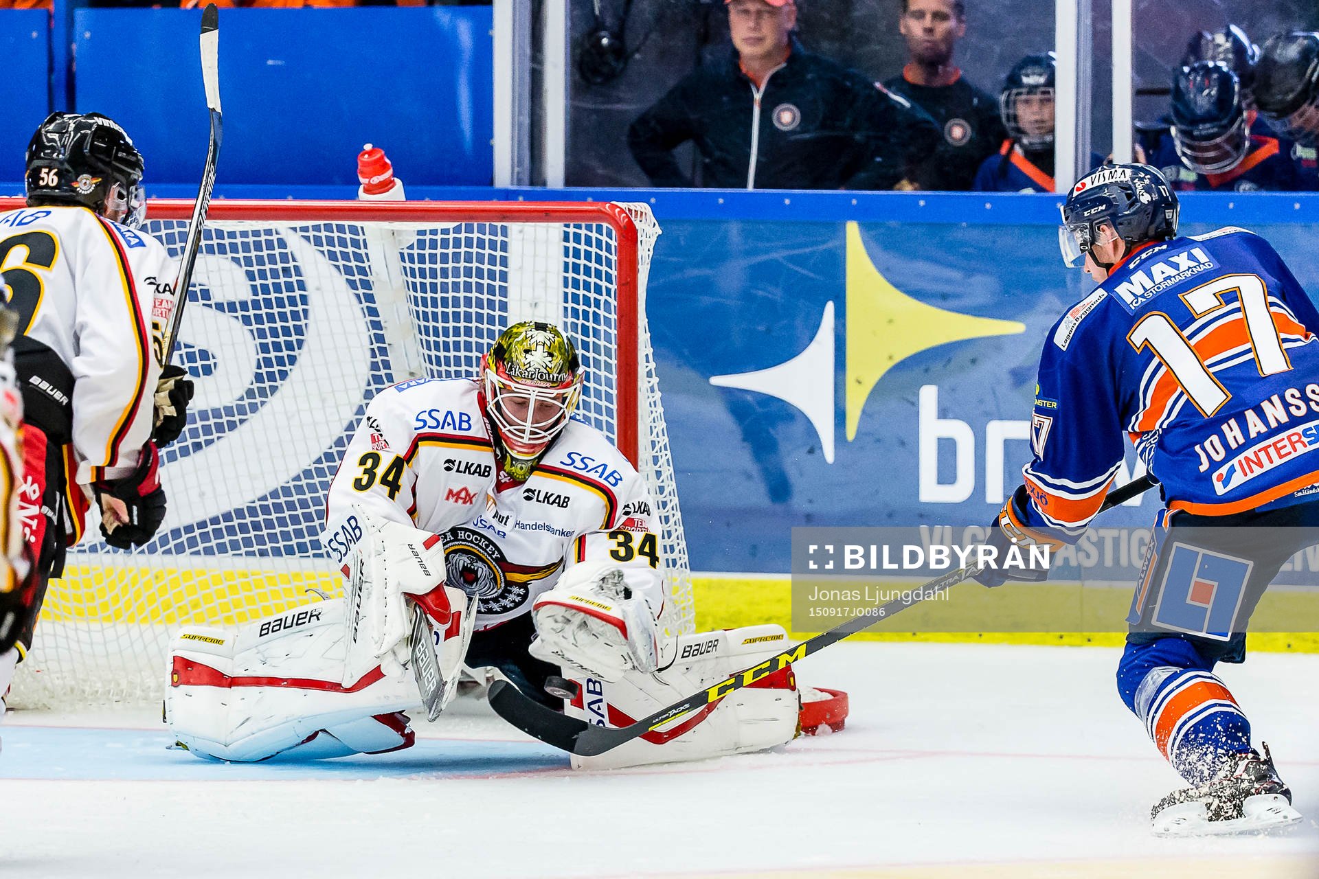 Växjös Alexander Johansson oroar framför Luleås