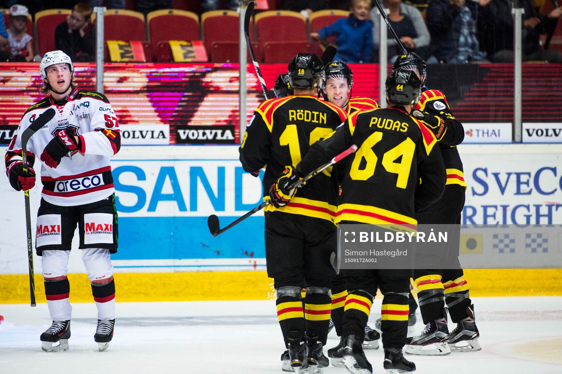 Brynäs Greg Scott firar 1-1 av Nick Johnson