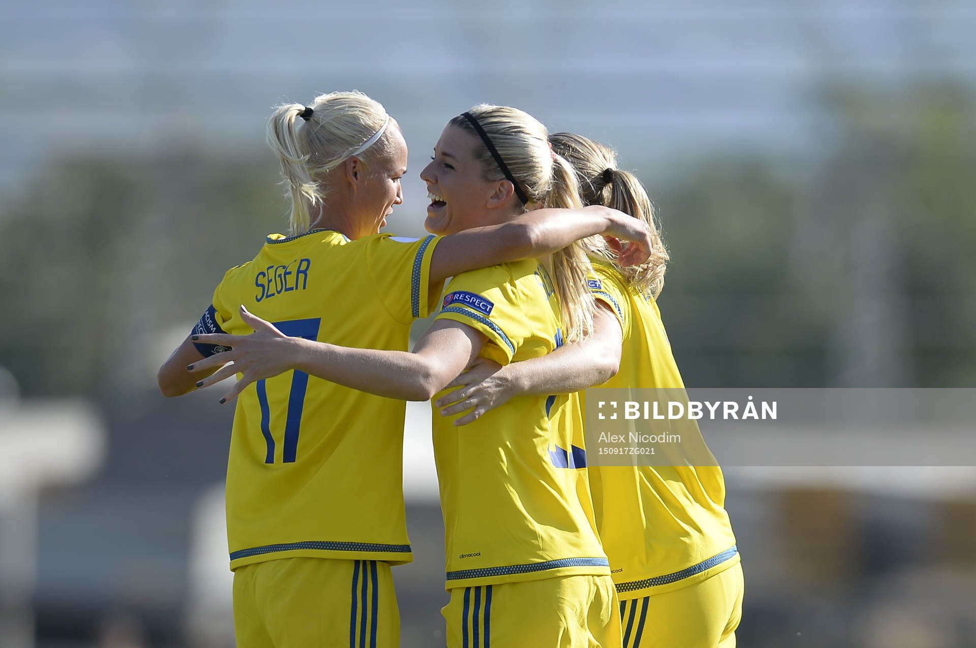 Sveriges Caroline Seger och Olivia Schough jublar