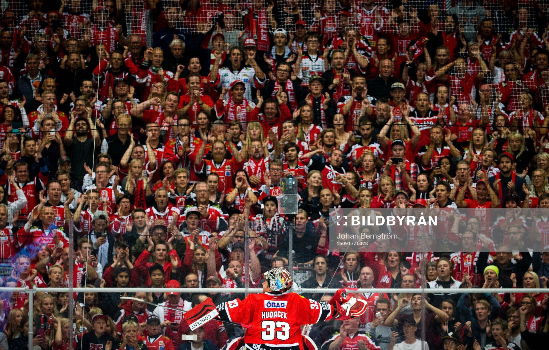 Örebros målvakt Julius Hudacek jublar med fansen