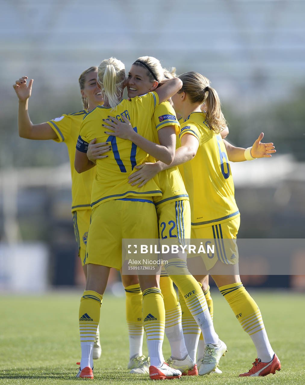 Sveriges Caroline Seger och Olivia Schough jublar