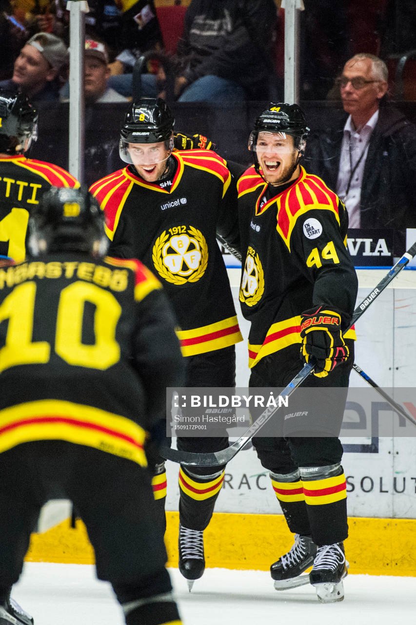Brynäs Mathias Porseland och Jacob Blomqvist jublar