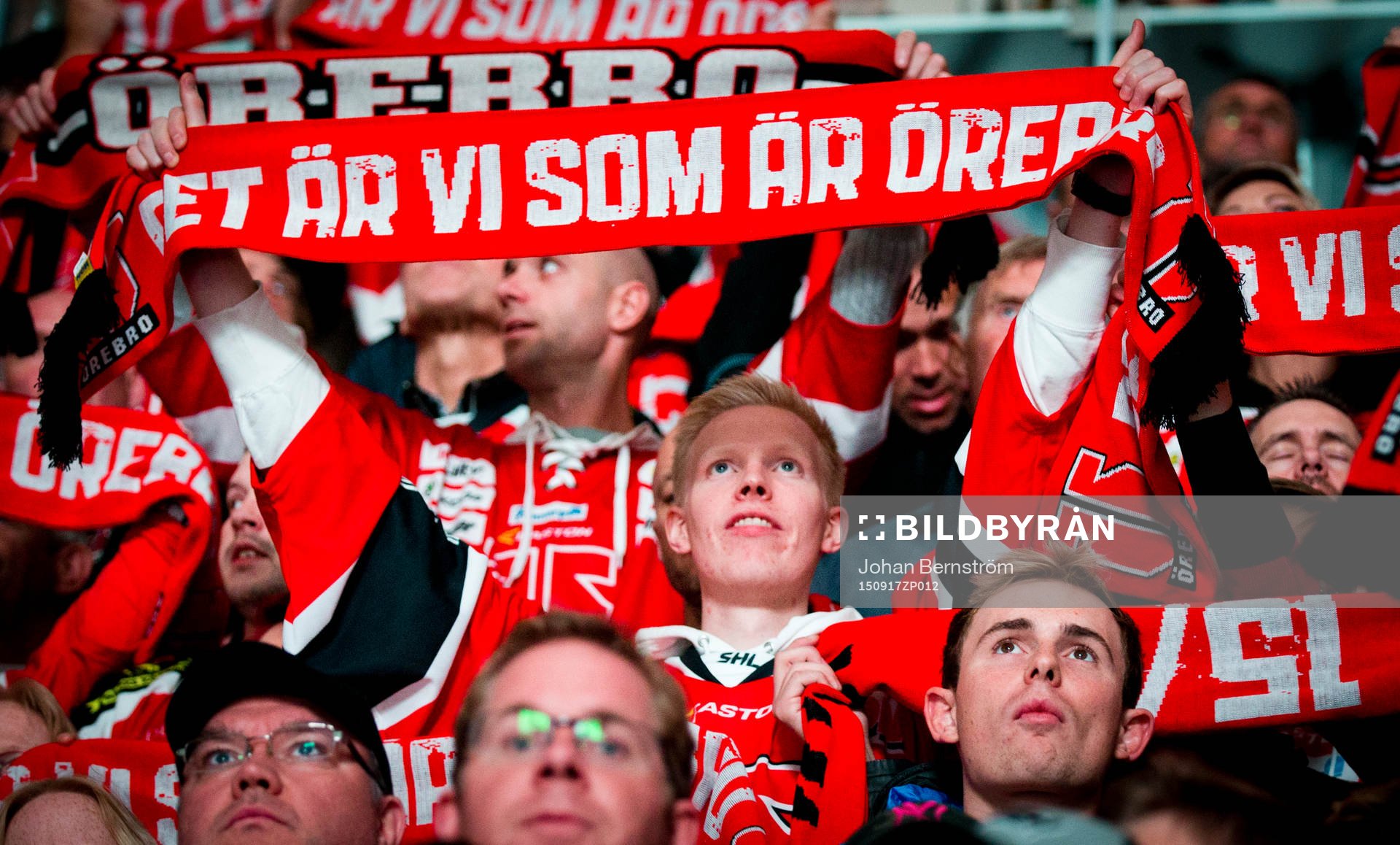 Örebros supportrar jublar med halsduk