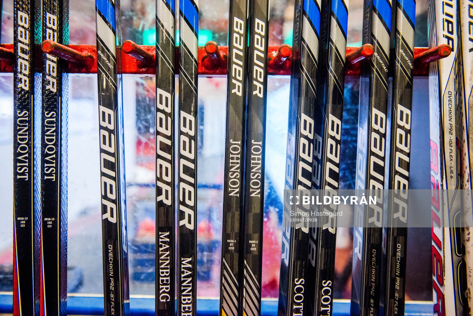 Brynäs Nick Johnson klubba före ishockeymatchen i SHL