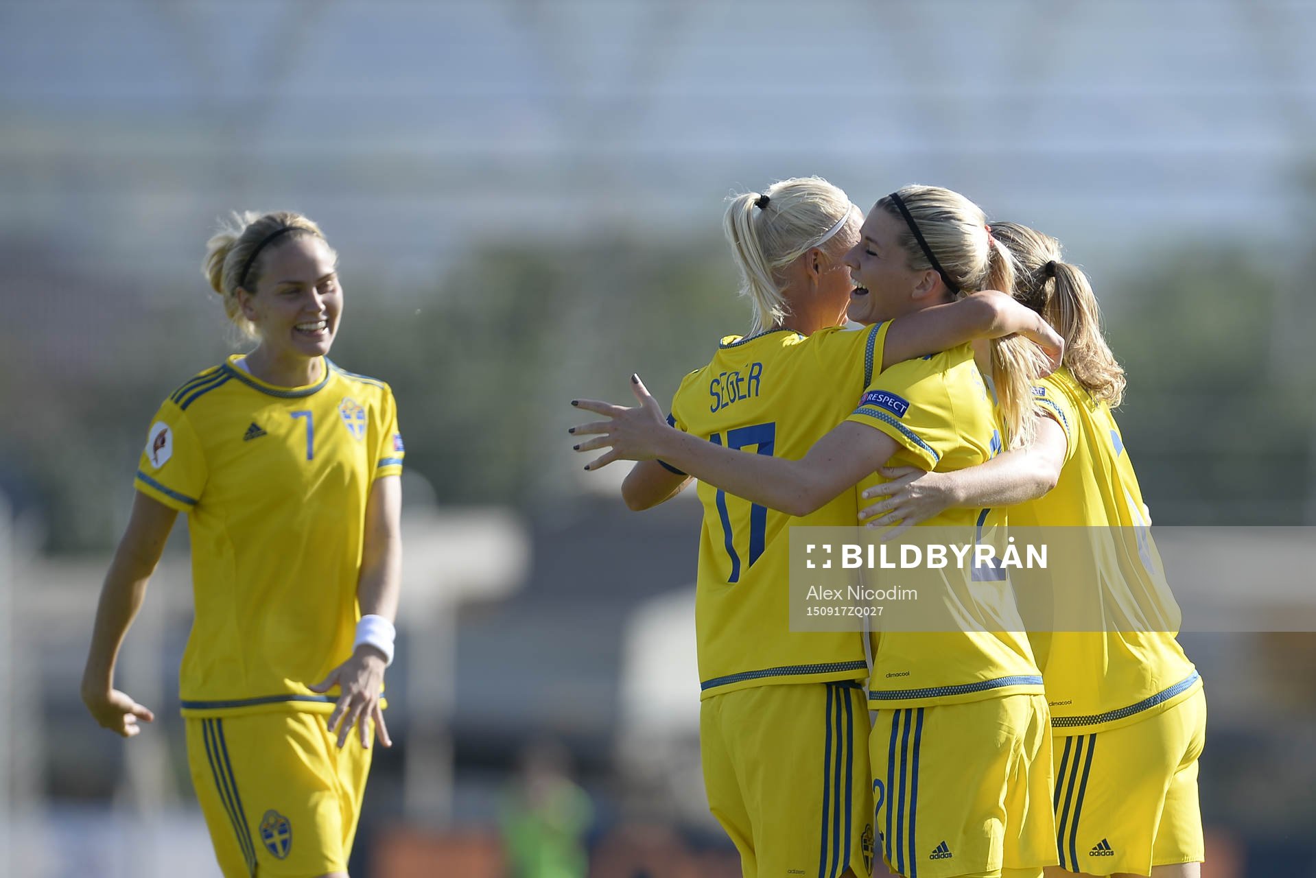 Sveriges Caroline Seger och Olivia Schough jublar