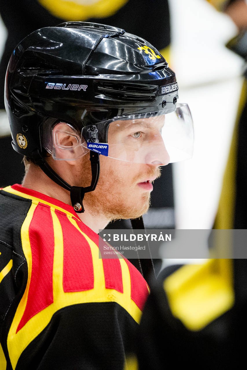 Brynäs Nick Johnson före ishockeymatchen i SHL mellan
