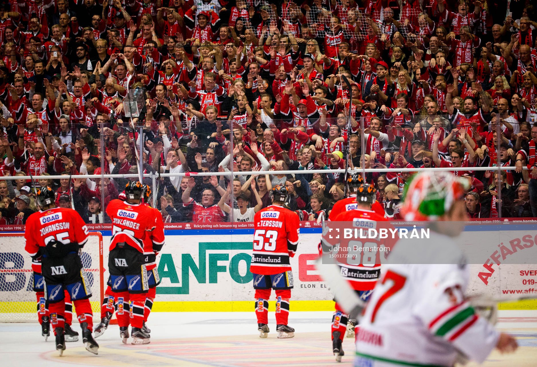 Örebros Jakub Petruzalek firar med fansen