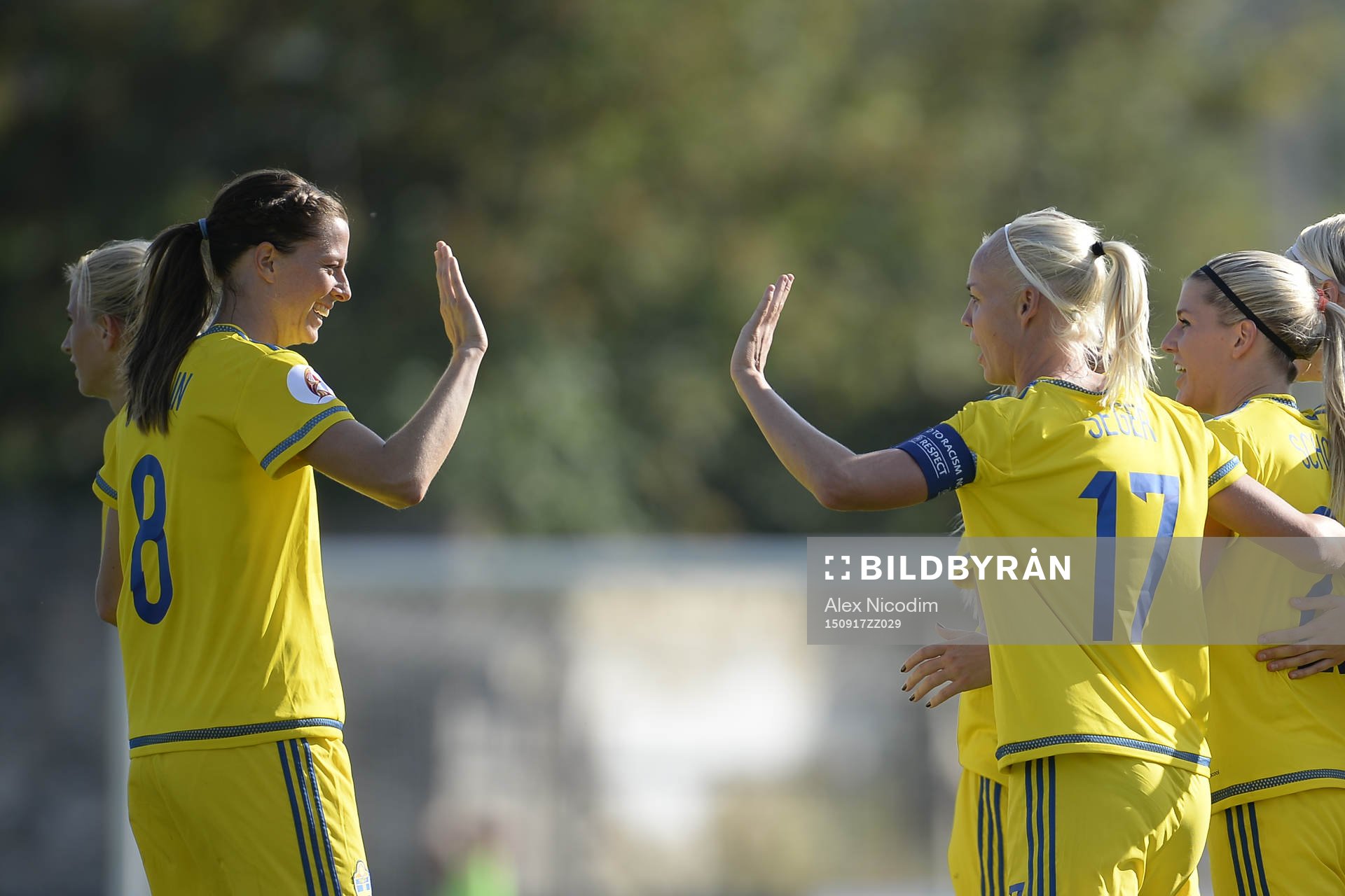 Sveriges Lotta Schelin och Caroline Seger jublar