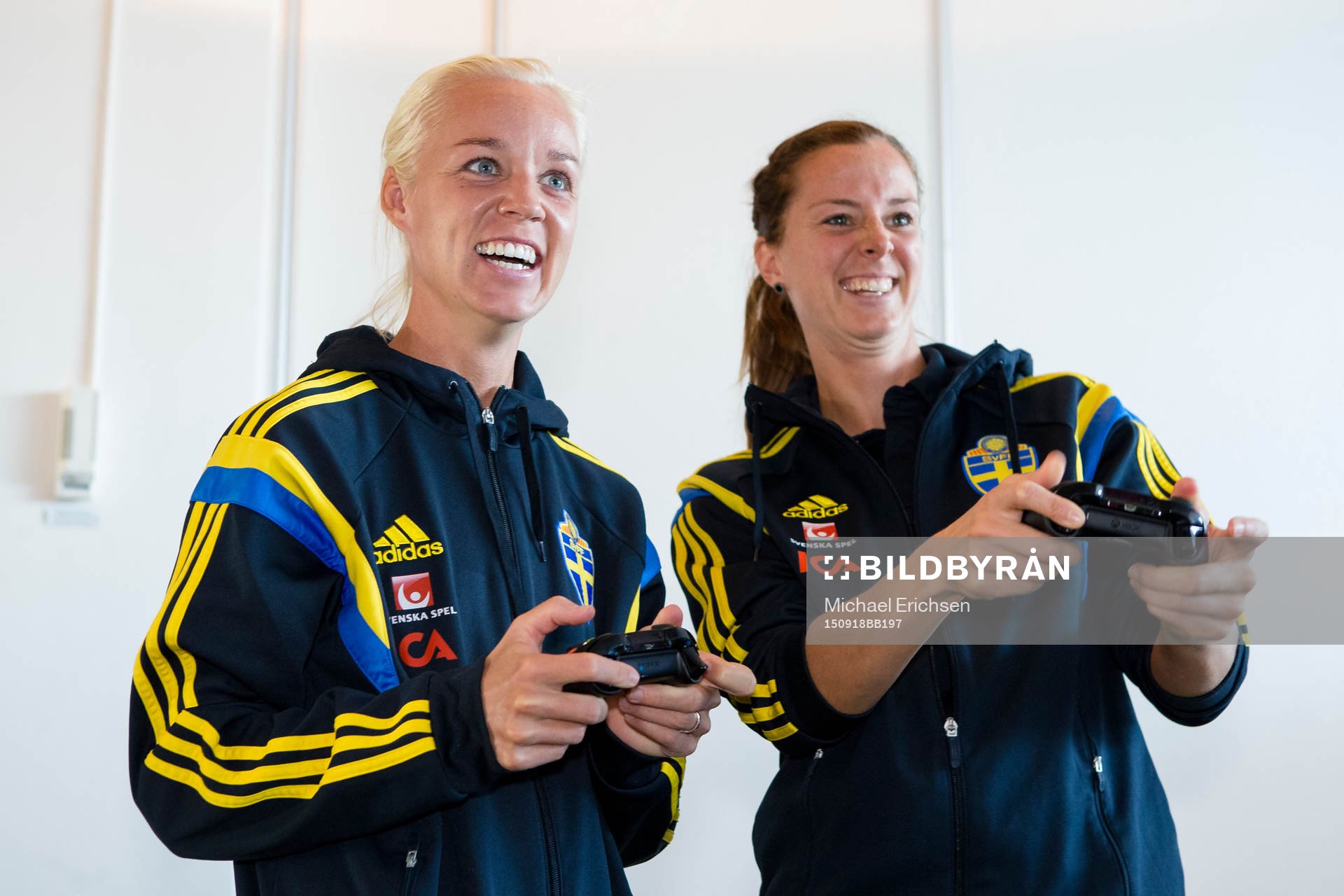 Sveriges Caroline Seger och Lotta Schelin möter varandra i