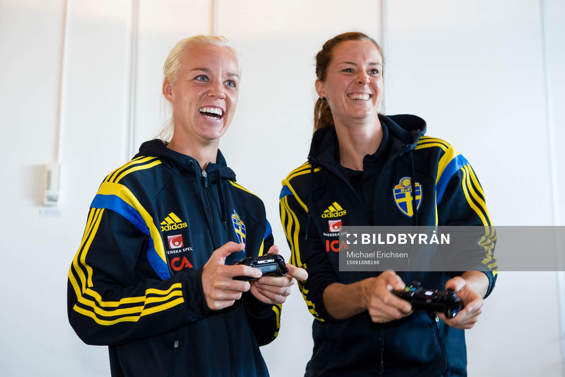 Sveriges Caroline Seger och Lotta Schelin möter varandra i