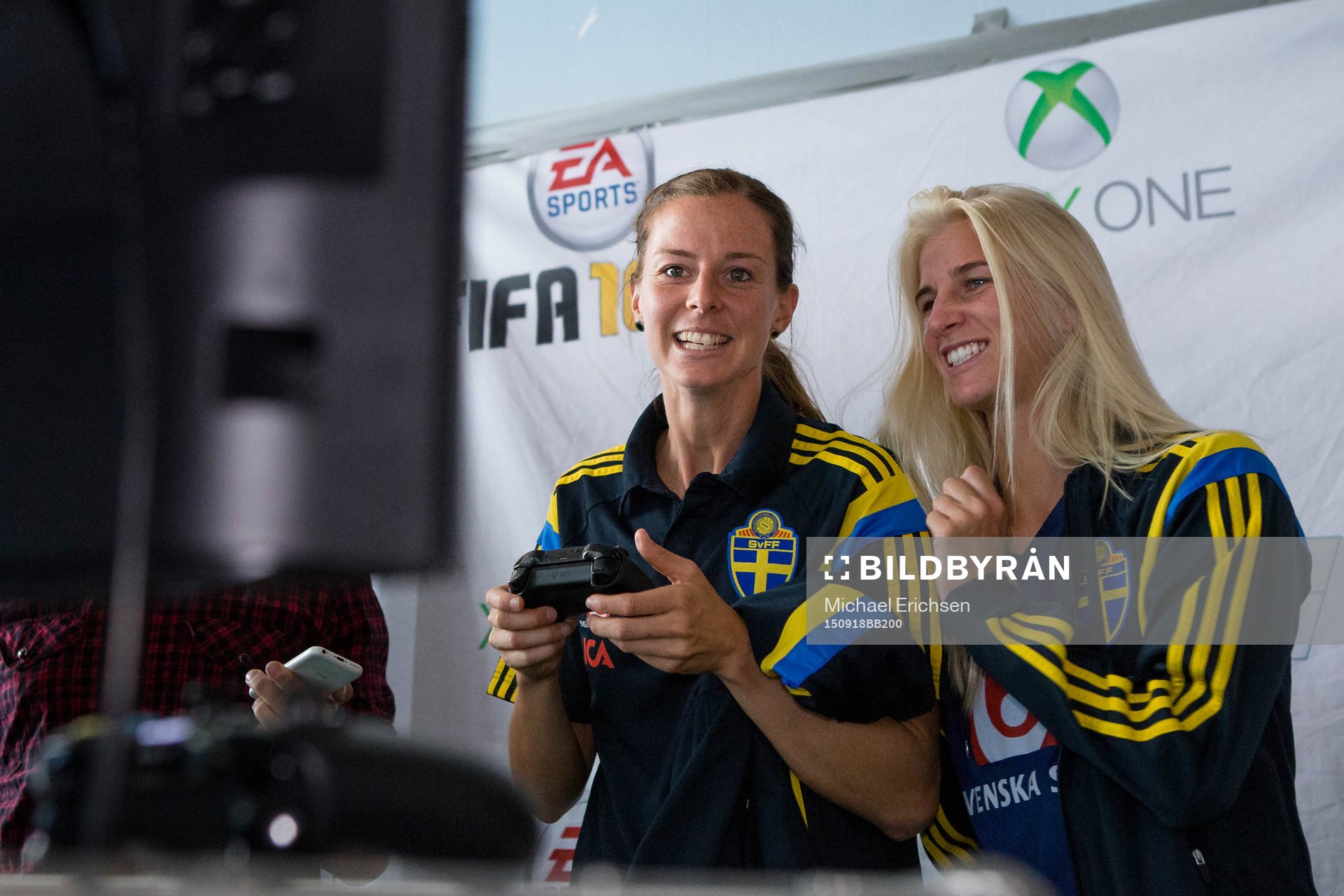 Sveriges Lotta Schelin och Sofia Jakobsson provar det nya