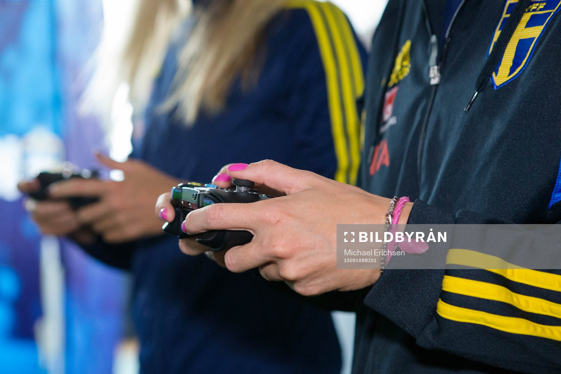 Sveriges damlandslag provar det nya tv-spelet FIFA 16
