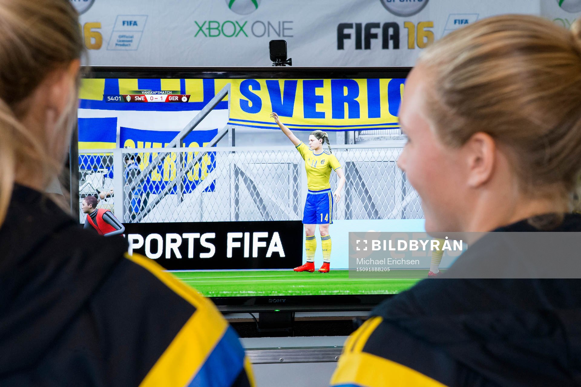 Sveriges damlandslag provar det nya tv-spelet FIFA 16