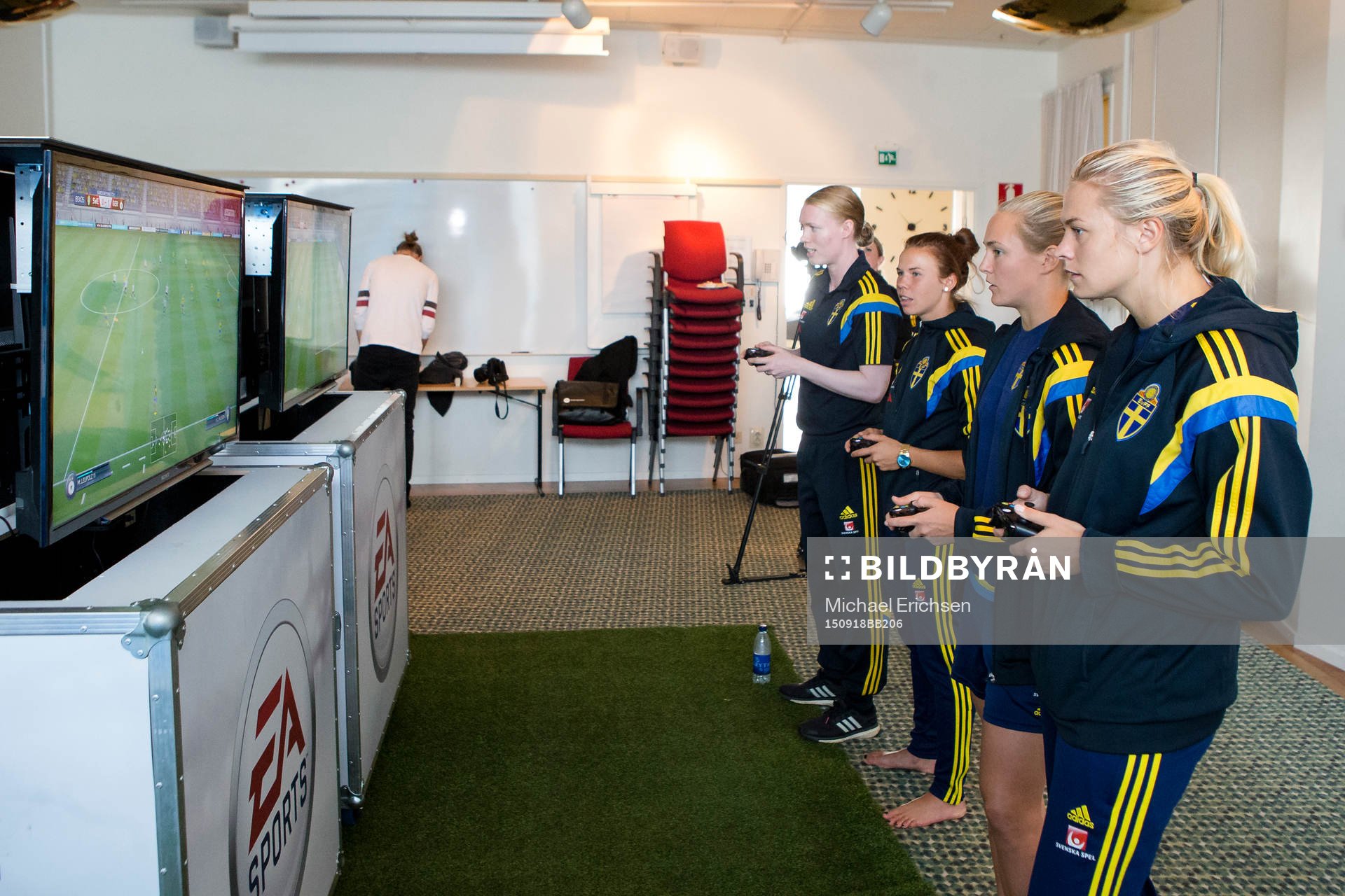 Sveriges damlandslag provar det nya tv-spelet FIFA 16