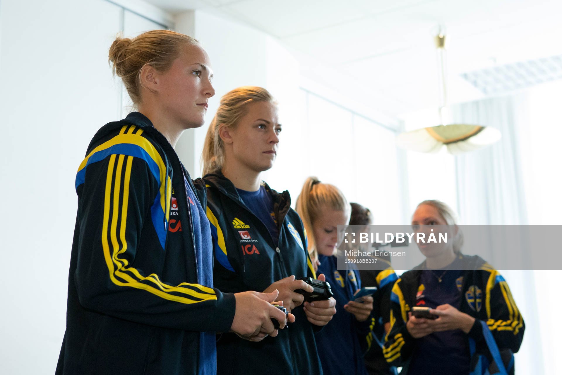 Sveriges Magdalena Ericsson och Fridolina Rolfö provar det