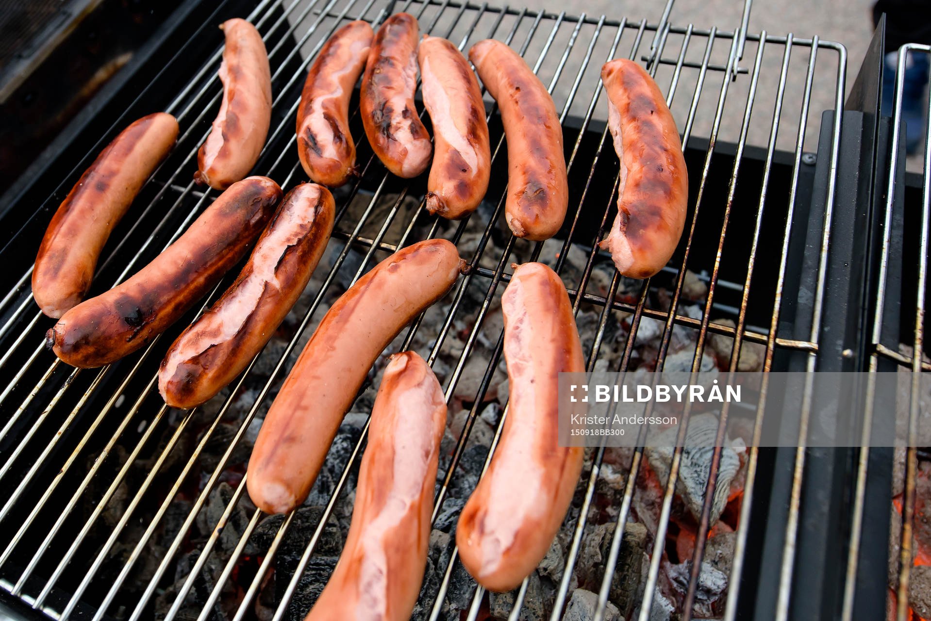 Korv på grillning före fotbollsmatchen i Allsvenskan