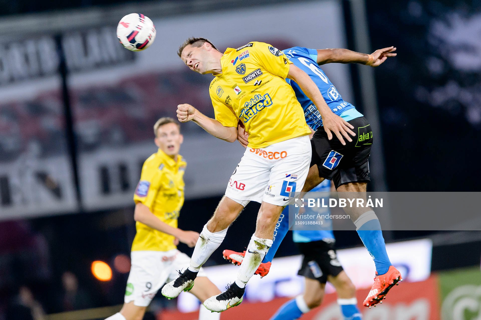 Falkenbergs Stefan Rodevåg i kamp med Halmstads Mohammed Ali Khan under fotbollsmatchen i Allsvenskan mellan Halmstad och Falkenberg den 18 september 2015 i Halmstad.