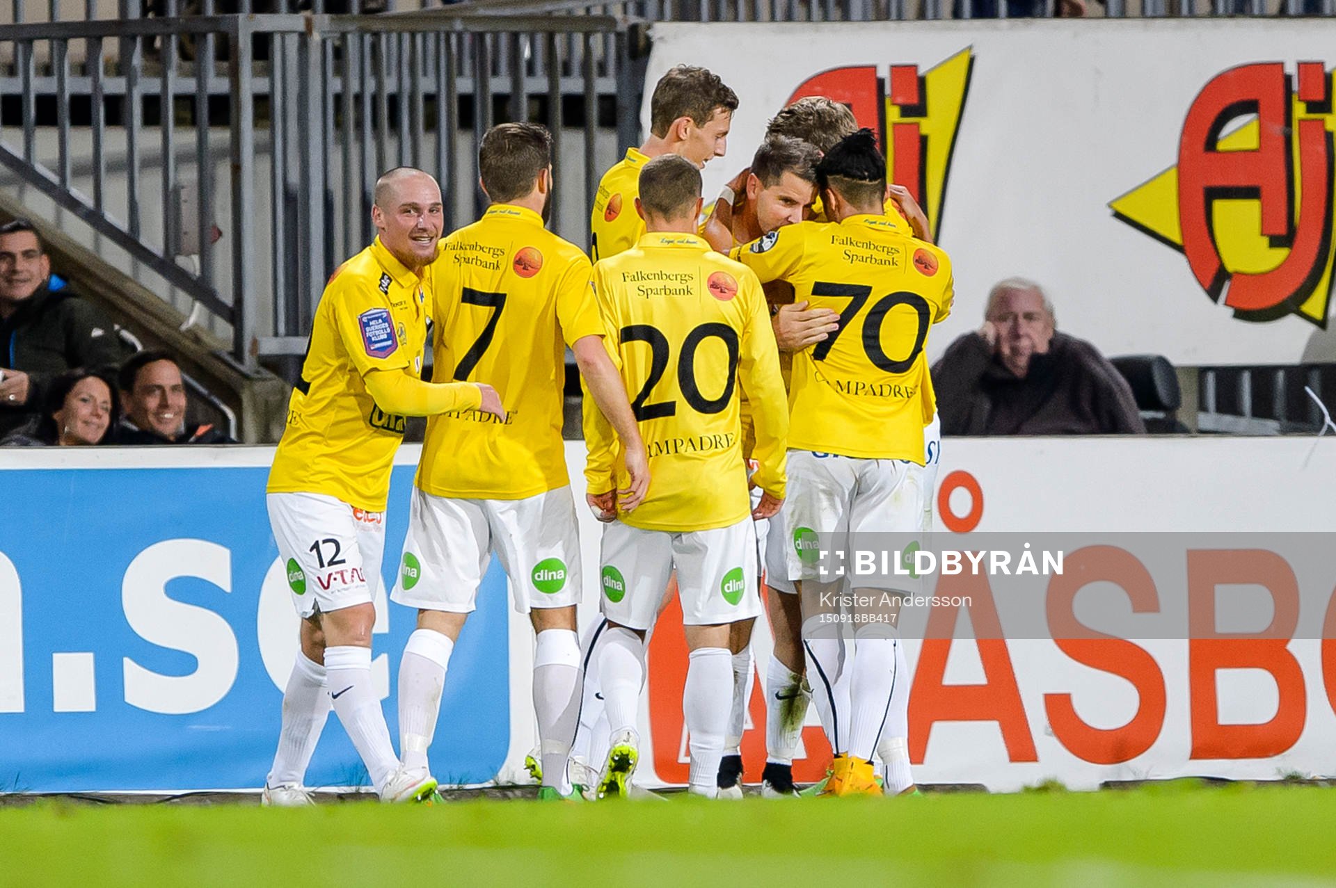 Falkenbergs Stefan Rodevåg jublar och omfamnas av laget