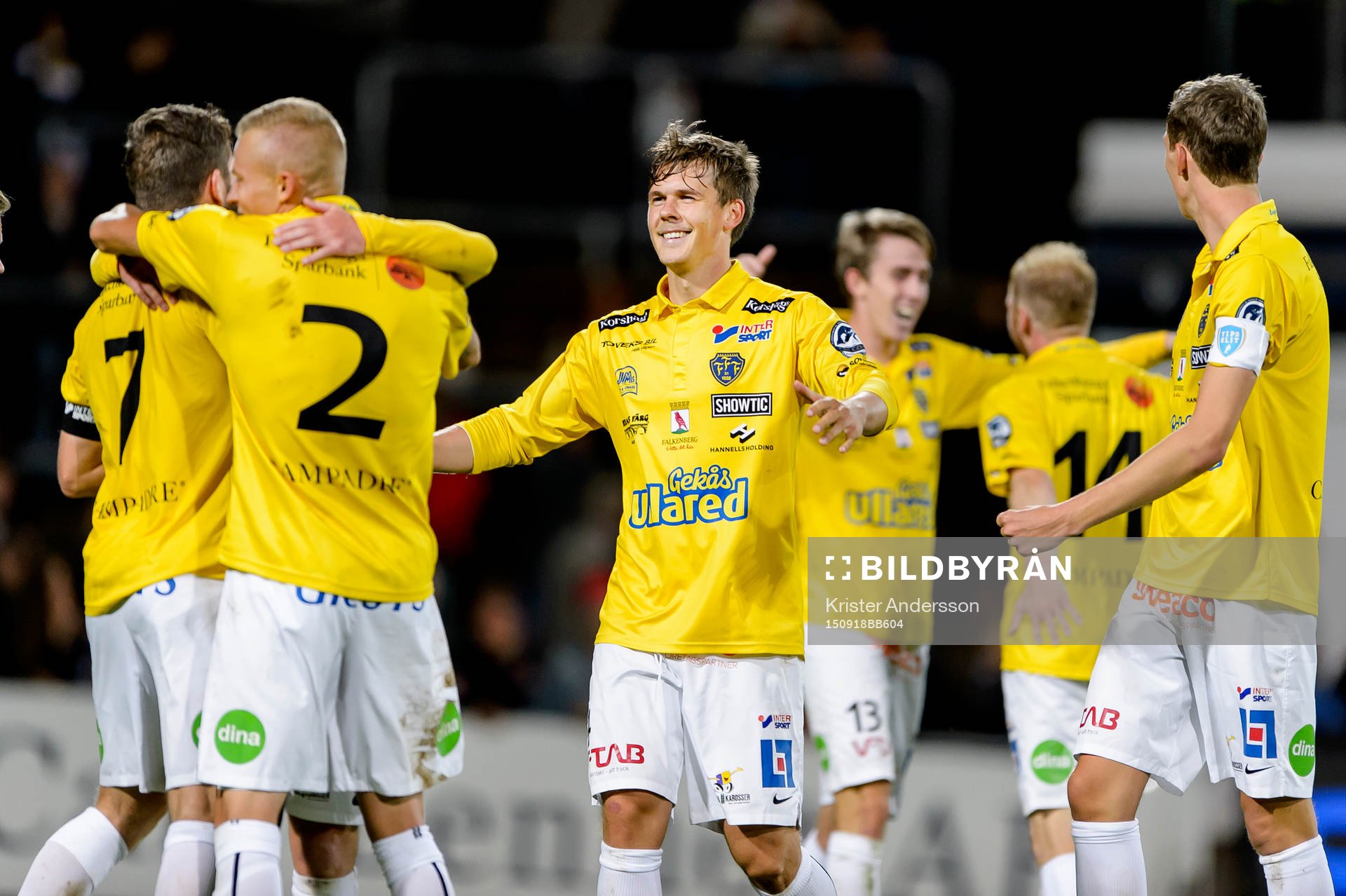 Falkenbergs spelare jublar efter fotbollsmatchen i Allsvenskan mellan Halmstad och Falkenberg den 18 september 2015 i Halmstad.