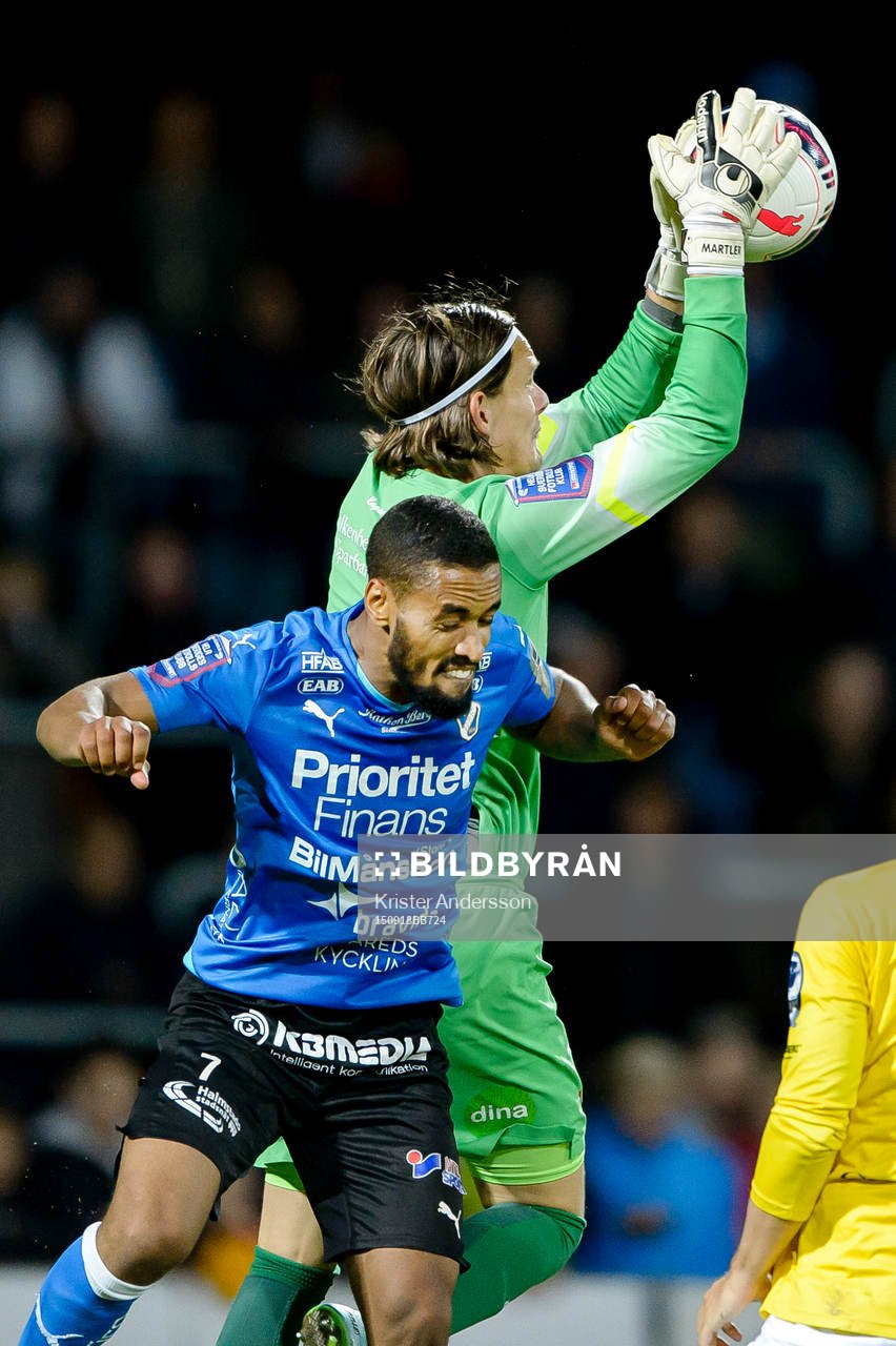 Falkenbergs målvakt Otto Martler och Halmstads Junes Barny