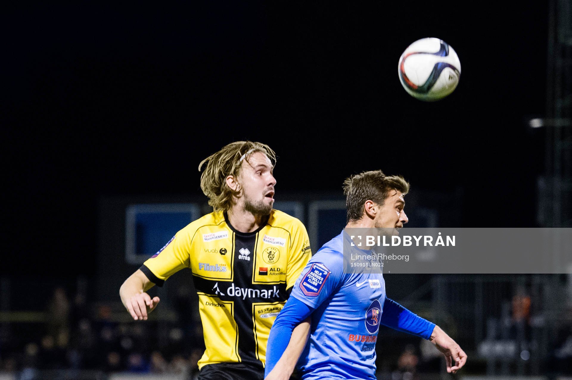 Athletics Filip Rogic i kamp om bollen med Frej Täbys William Celsing under fotbollsmatchen i Superettan mellan IK Frej Täby och Athletic FC United den 18 september 2015.