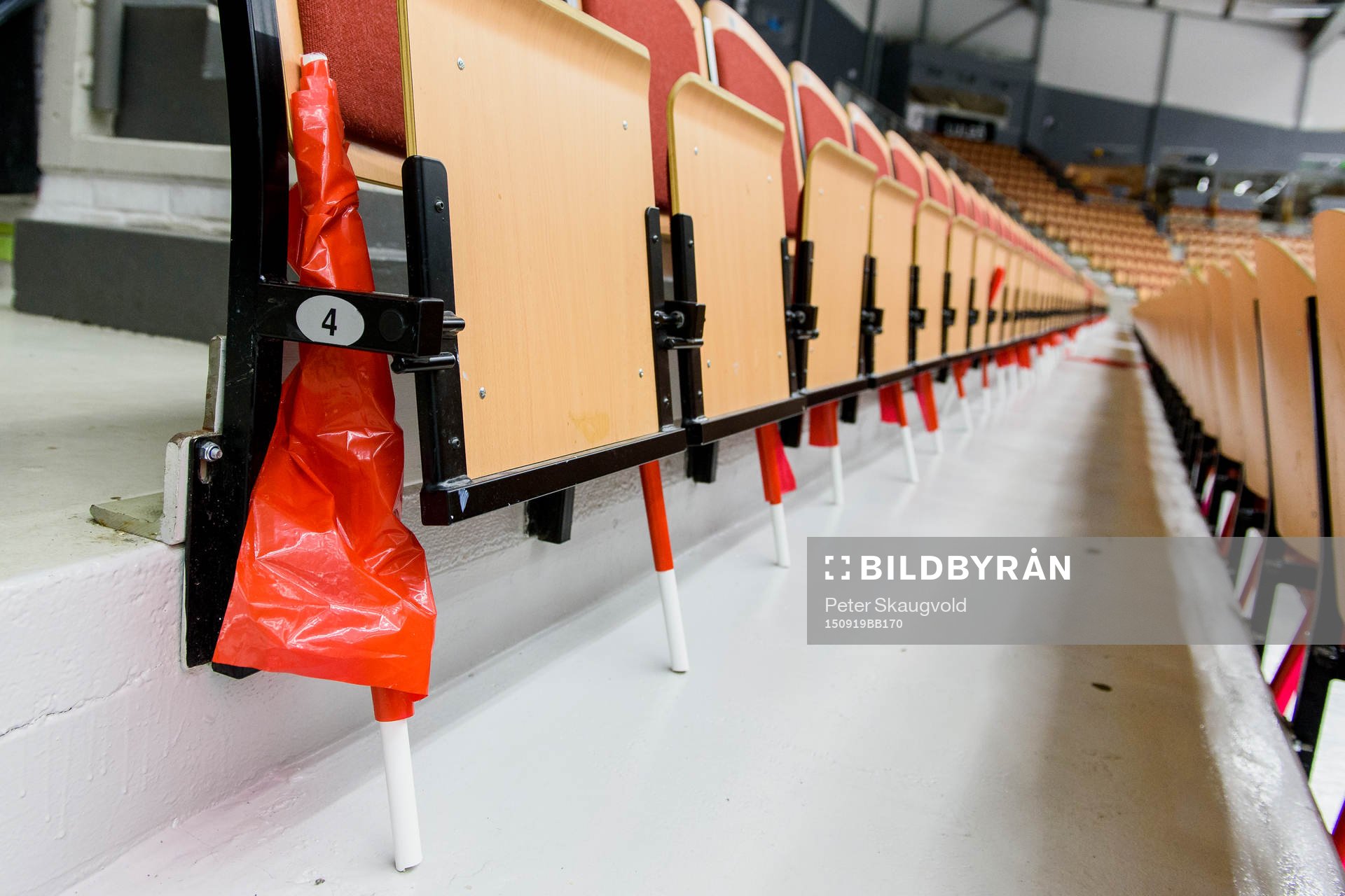 Röda och gula flaggor står redo vid varje sittplats i