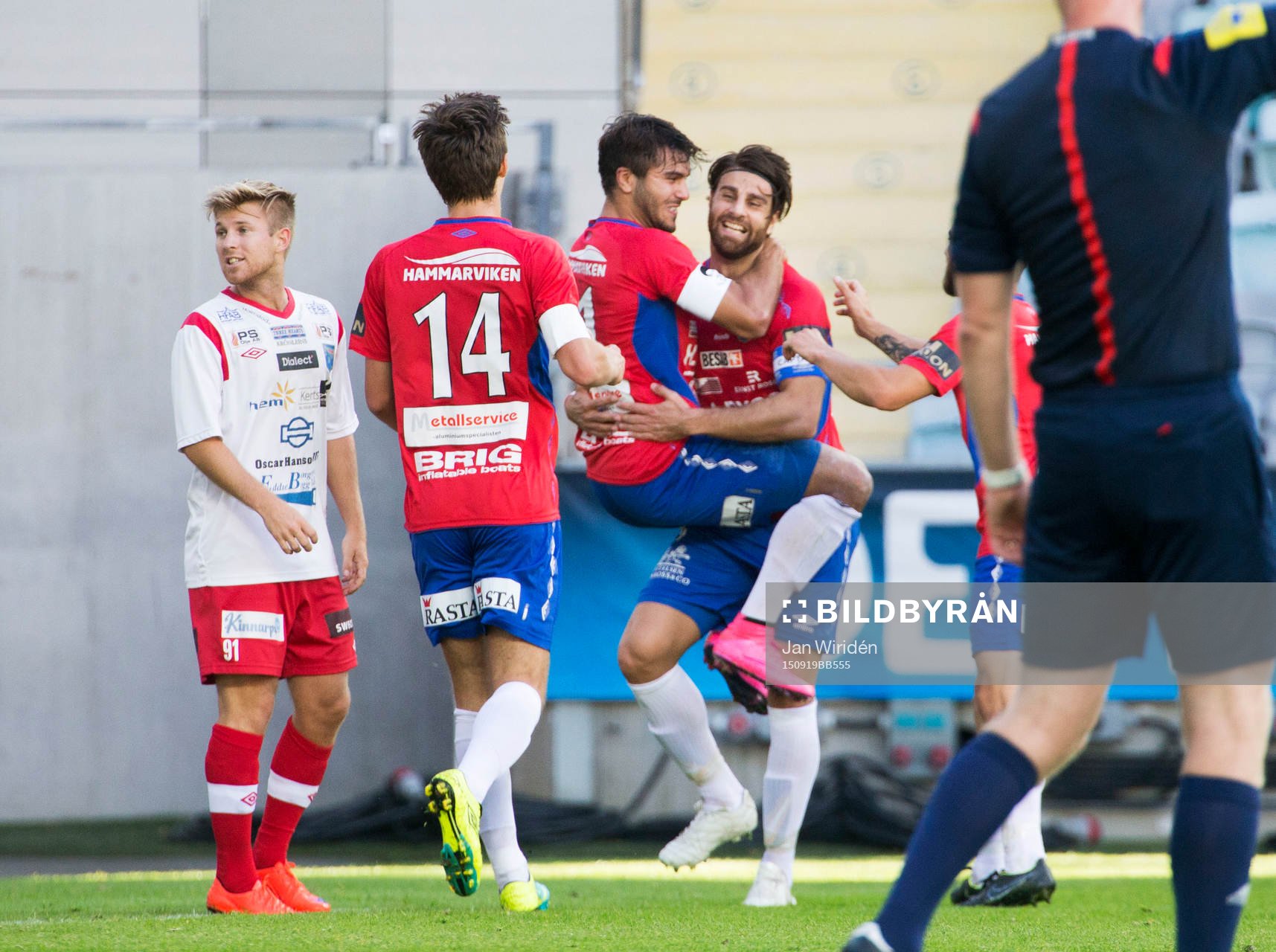Örgrytes William Atushkadeh jublar i famnen på George