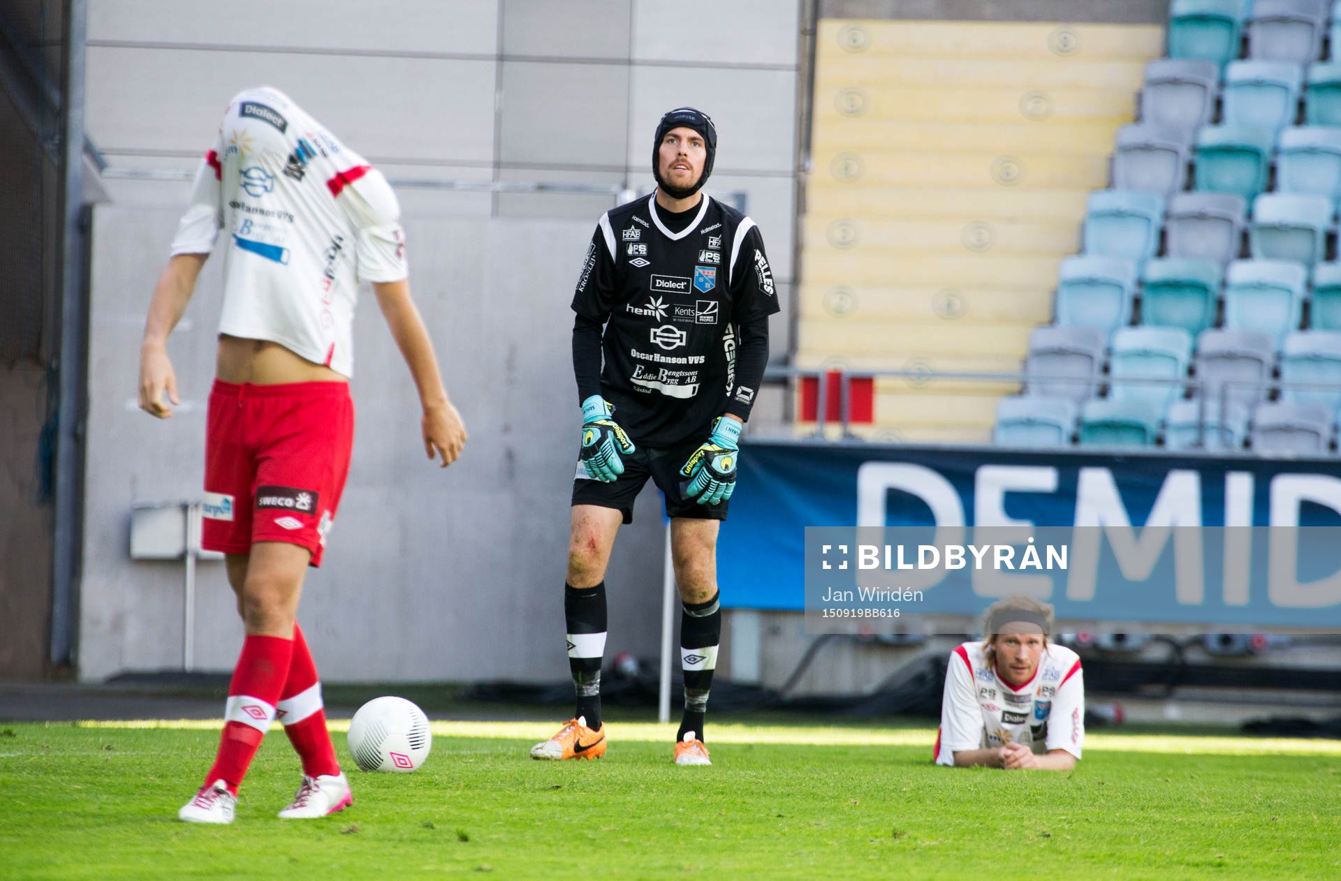 Halmias målvakt Marcus Sahlman deppar