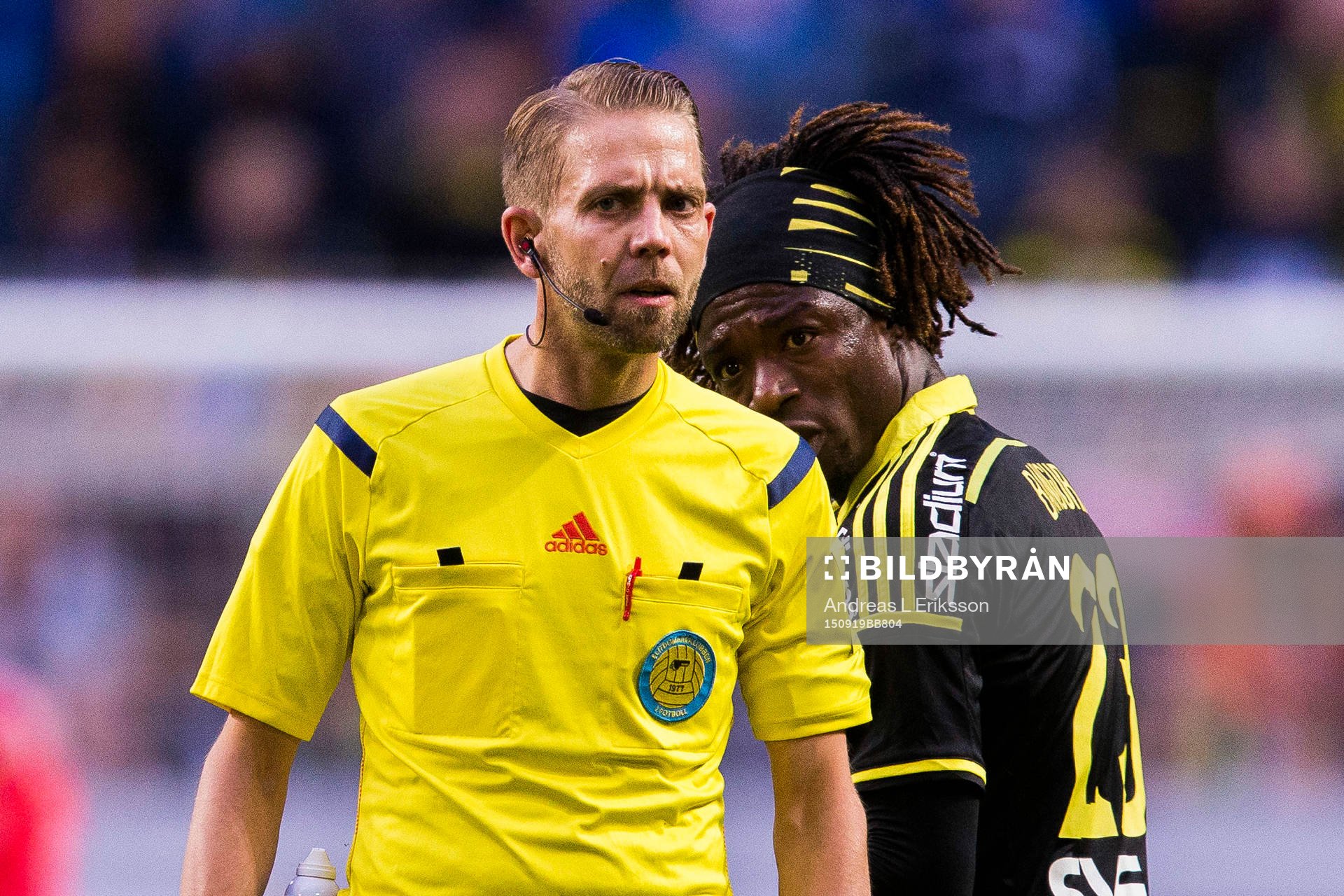 s Mohamed Bangura reagerar bakom ryggen på domare Johan