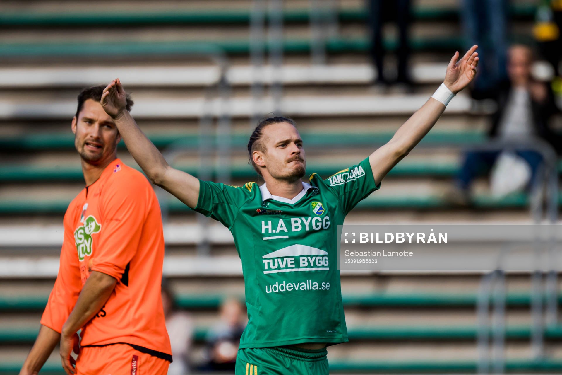 Ljungskiles Jonas Lindberg jublar efter 1-0 under fotbollsmatchen i Superettan mellan Ljungskile och Varberg den 19 september 2015 i Ljungskile.