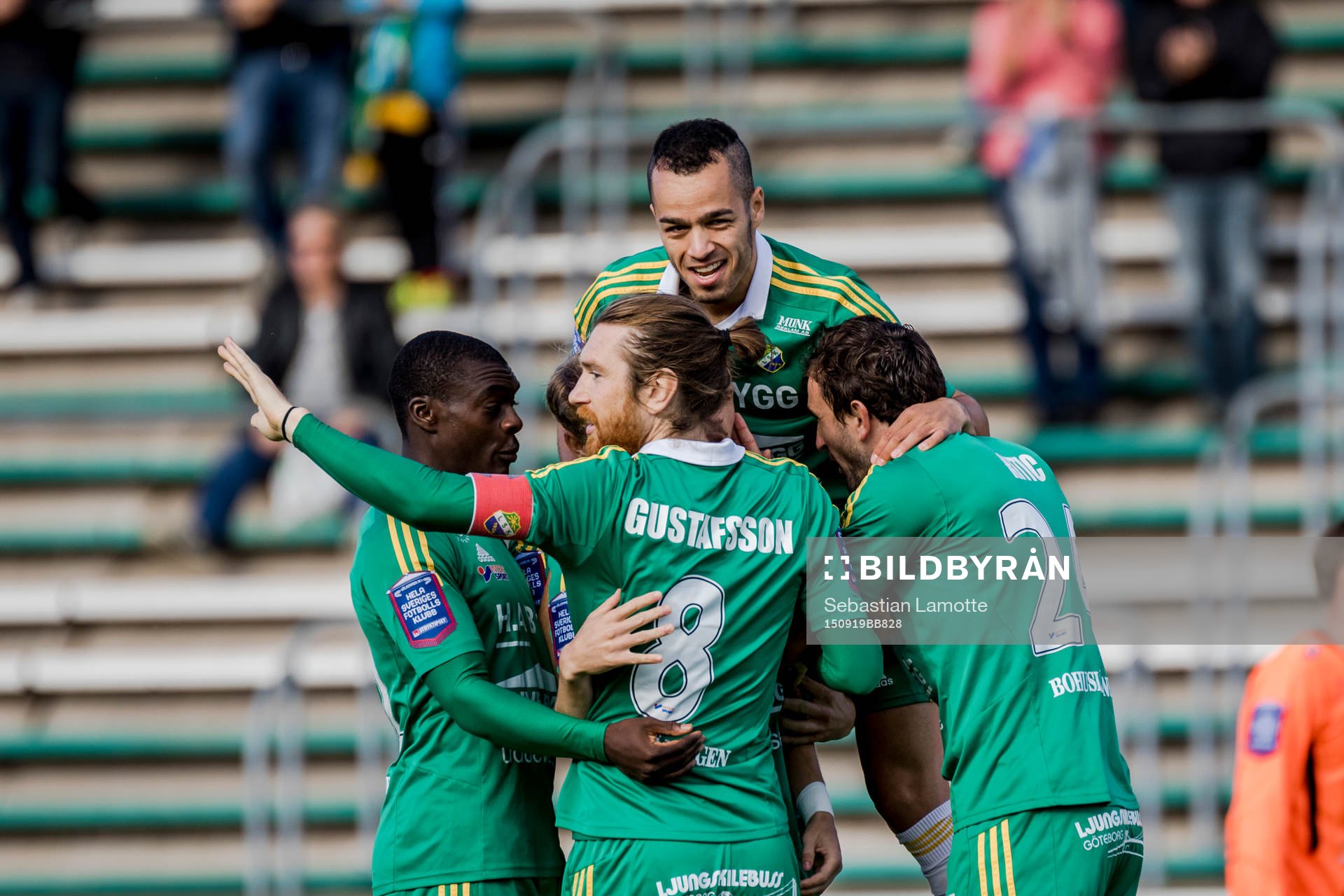 Ljungskiles spelare jublar efter 1-0 under fotbollsmatchen i Superettan mellan Ljungskile och Varberg den 19 september 2015 i Ljungskile.
