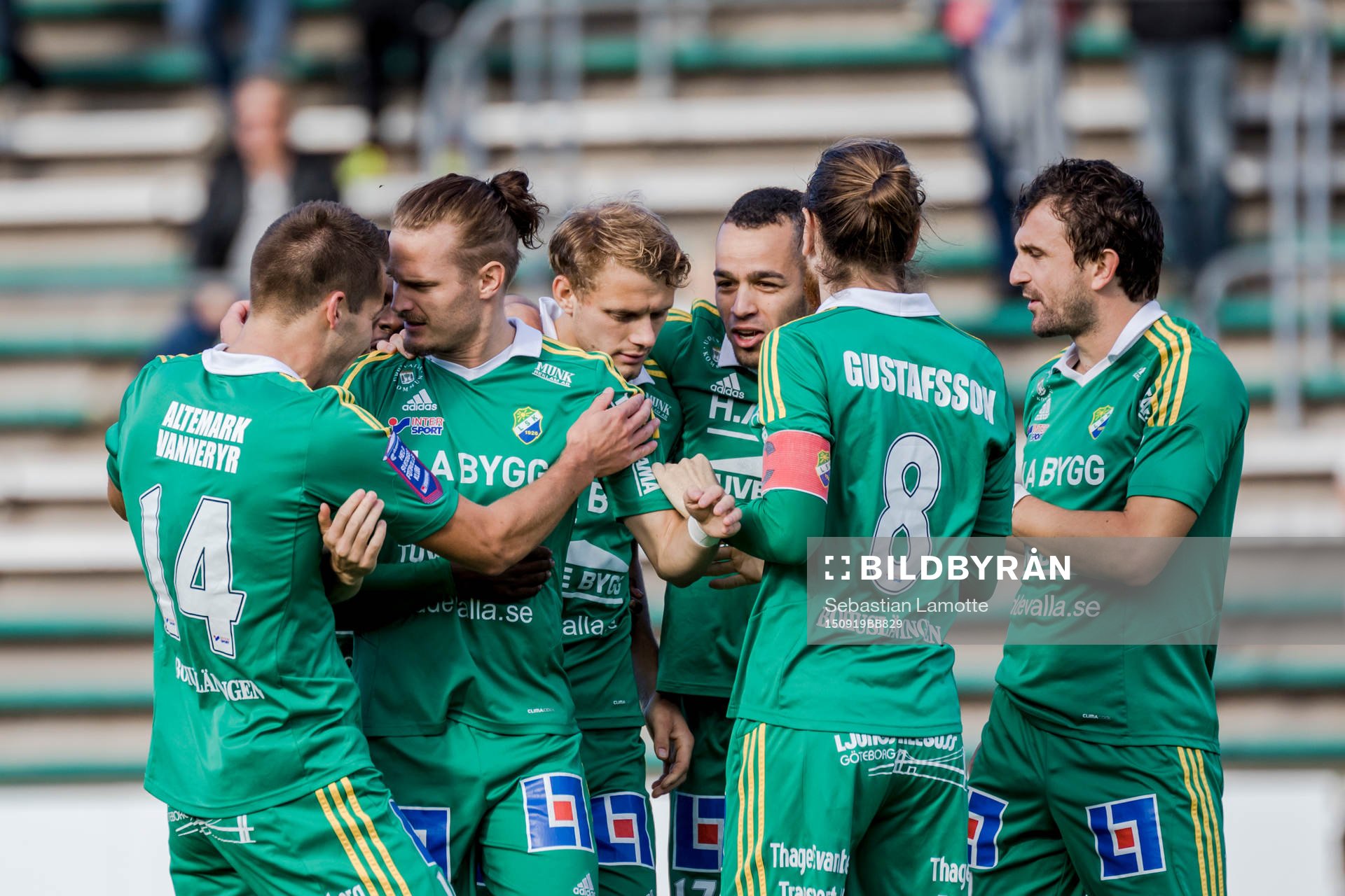 Ljungskiles spelare jublar efter 1-0 under fotbollsmatchen i Superettan mellan Ljungskile och Varberg den 19 september 2015 i Ljungskile.
