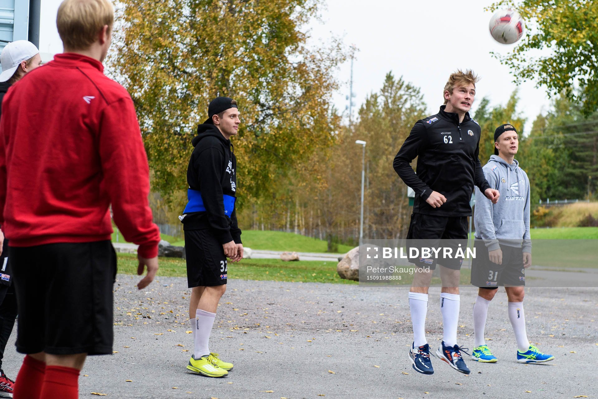 Frölunda spelarna värmer upp med fotboll