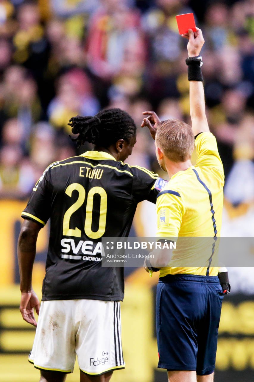 s Dickson Etuhu får sitt andra gula kort och blir därmed