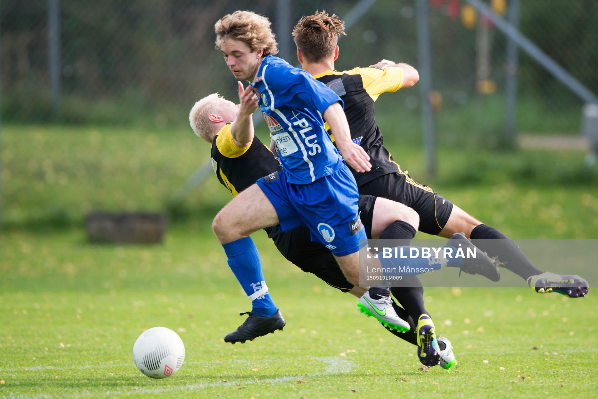 Nosaby däckar två IFK Hässleholms-spelare i matchen i