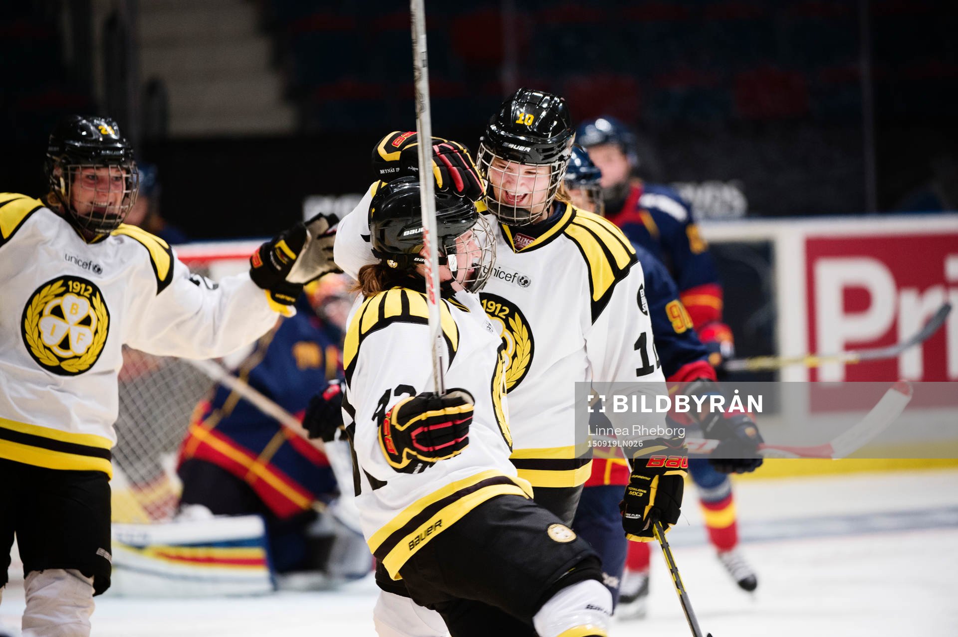 Brynäs Angelica Östlund blir gratulerad av Jessica