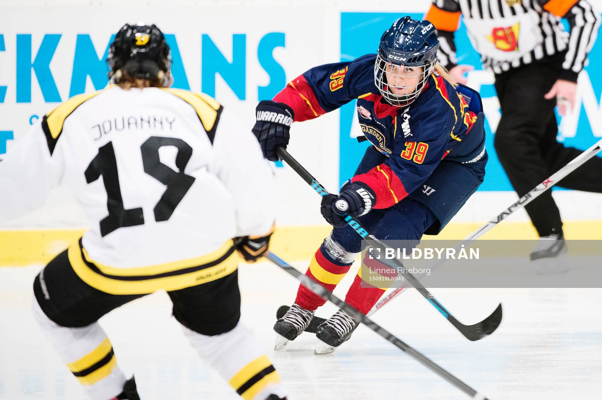 Djurgårdens Tina Enström och Brynäs Betty Jouanny
