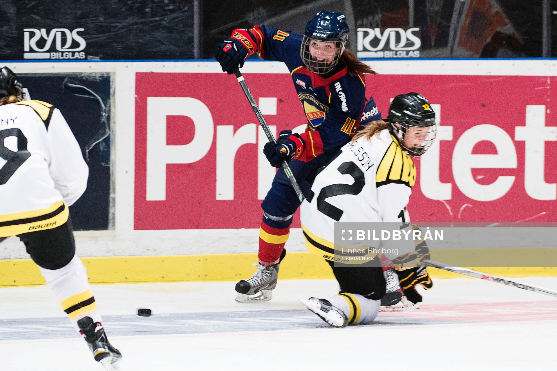 Djurgårdens Isabell Lindström och Brynäs Wilma Carlsson