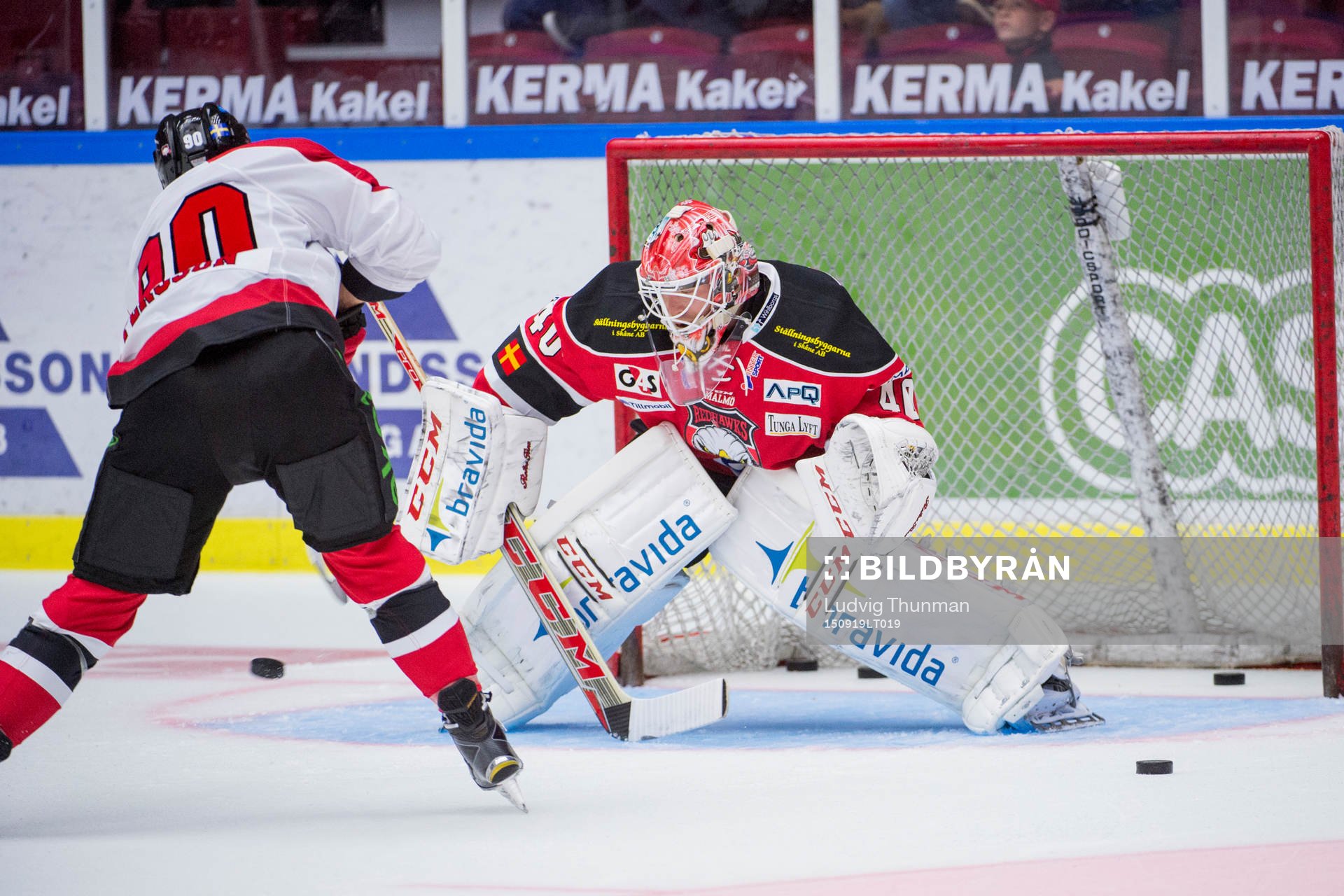Malmö Redhawks målvakt Pontus Sjögren värms upp