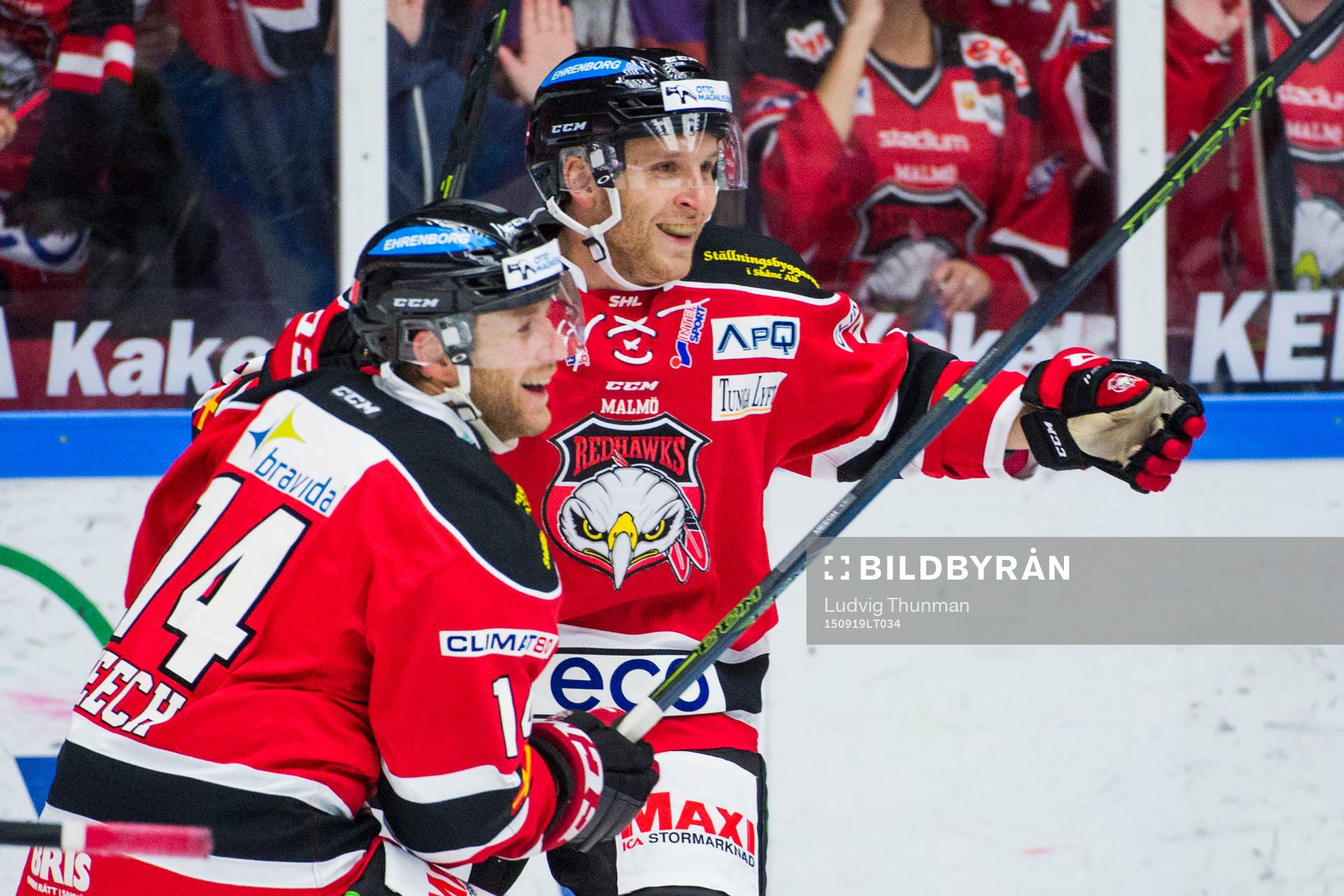 Malmö Redhawks Derek Meech jublar med Frederik Storm