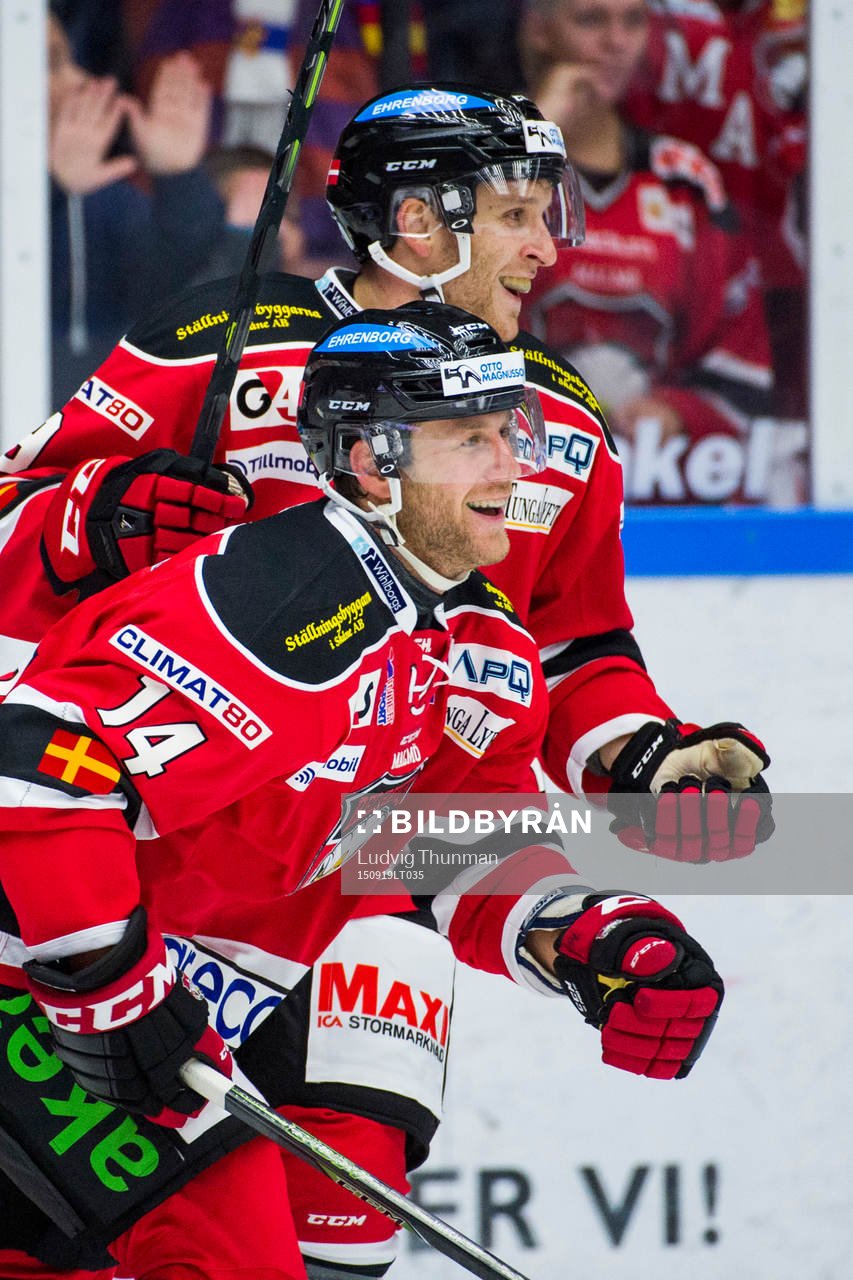 Malmö Redhawks Derek Meech jublar med Frederik Storm