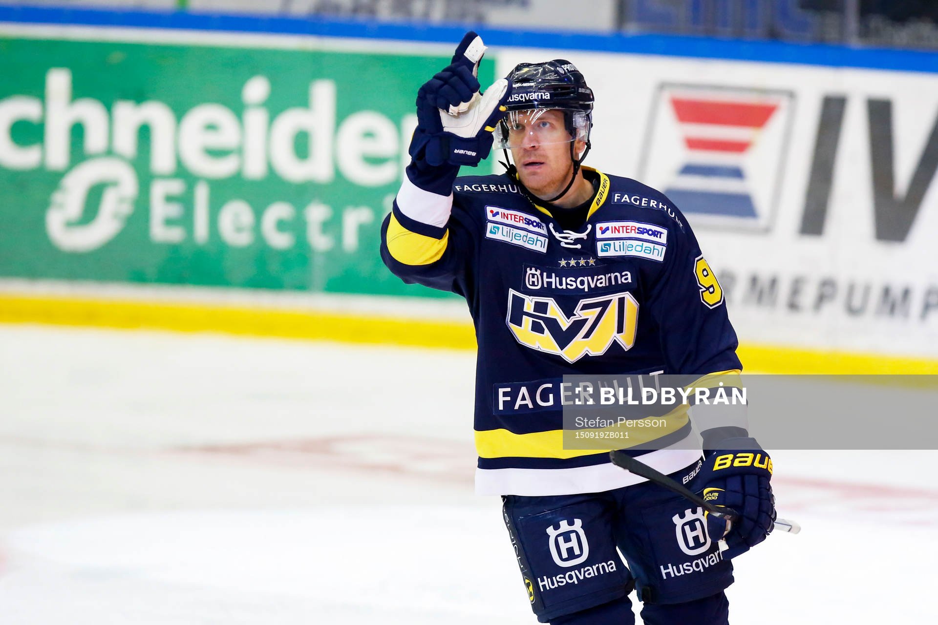 s Teemu Laine jublar